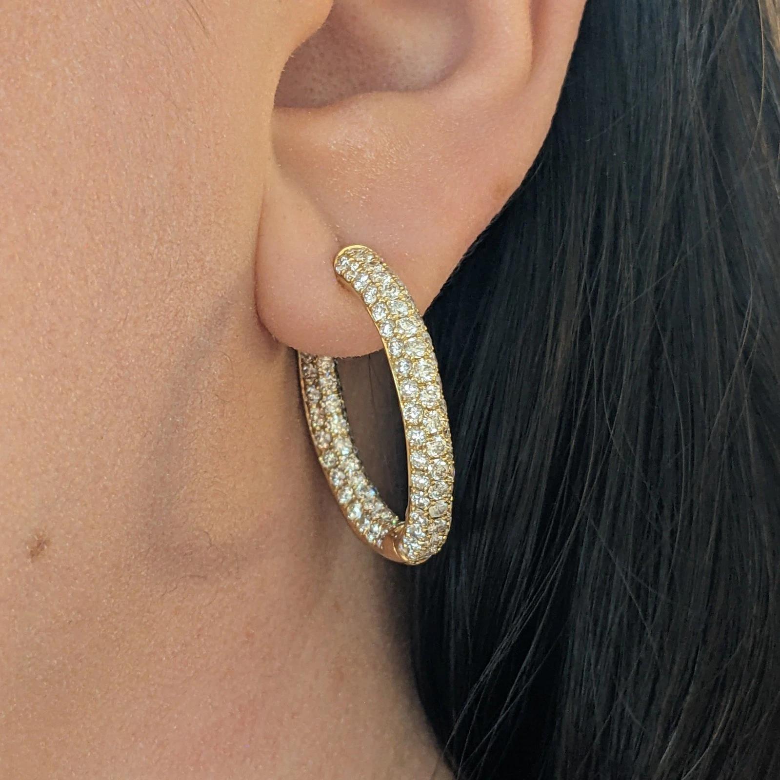 Orecchini a cerchio con diamanti naturali rotondi e pavé 5,05 cttw in oro giallo 18k

Gli orecchini a cerchio Inside Out Pave Diamond sono caratterizzati da diamanti tondi e brillanti incastonati in tre file all'interno e all'esterno degli orecchini
