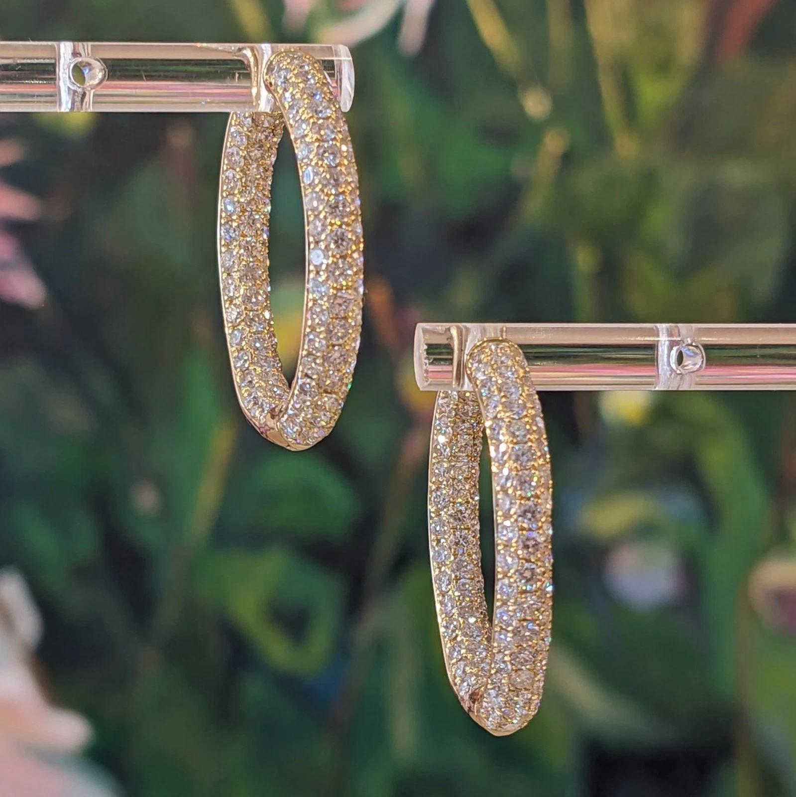 Taglio rotondo Orecchini a cerchio con diamanti rotondi e pavé di 5,05 cttw Inside Out in oro giallo 18k in vendita