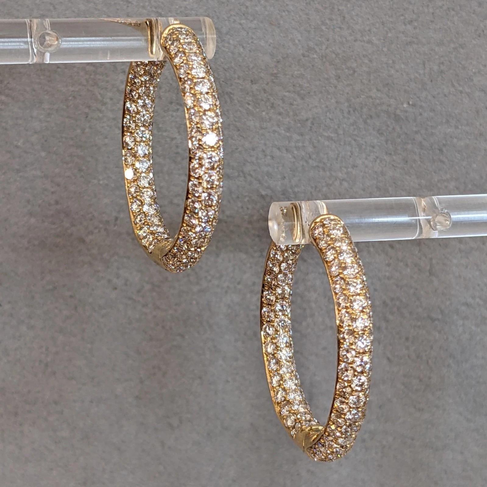 Orecchini a cerchio con diamanti rotondi e pavé di 5,05 cttw Inside Out in oro giallo 18k In condizioni ottime in vendita a La Jolla, CA