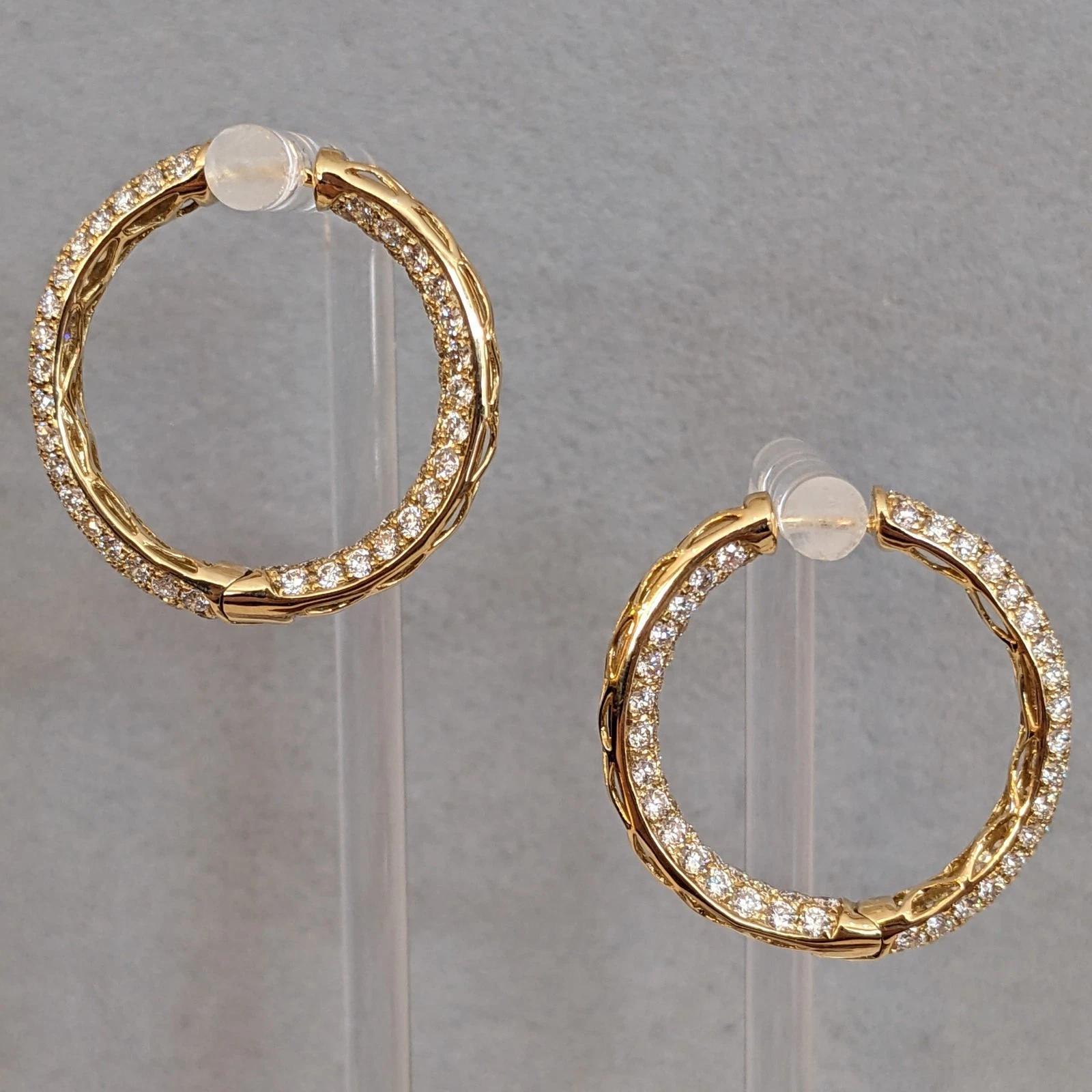 Donna Orecchini a cerchio con diamanti rotondi e pavé di 5,05 cttw Inside Out in oro giallo 18k in vendita