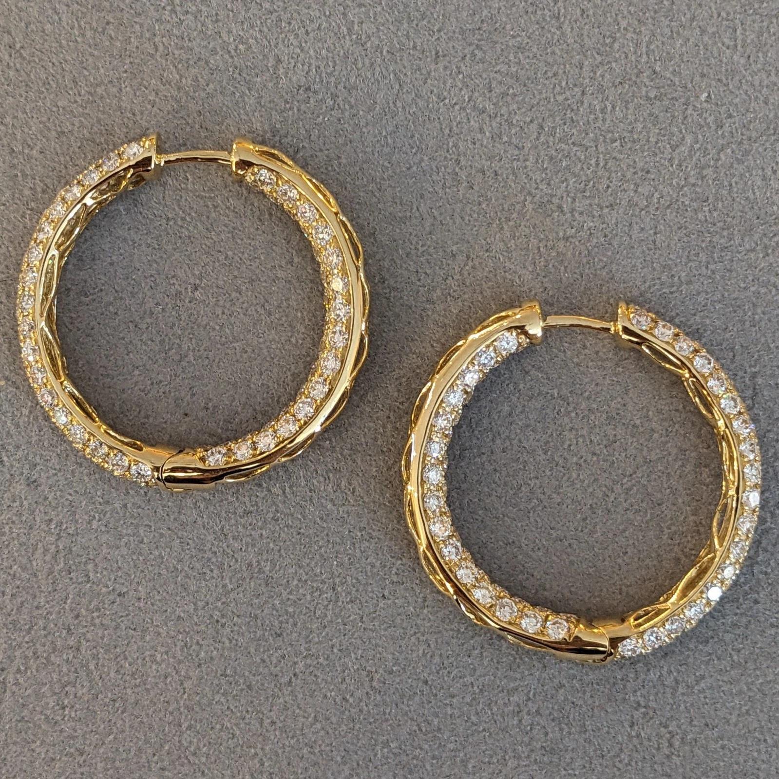 Orecchini a cerchio con diamanti rotondi e pavé di 5,05 cttw Inside Out in oro giallo 18k in vendita 1