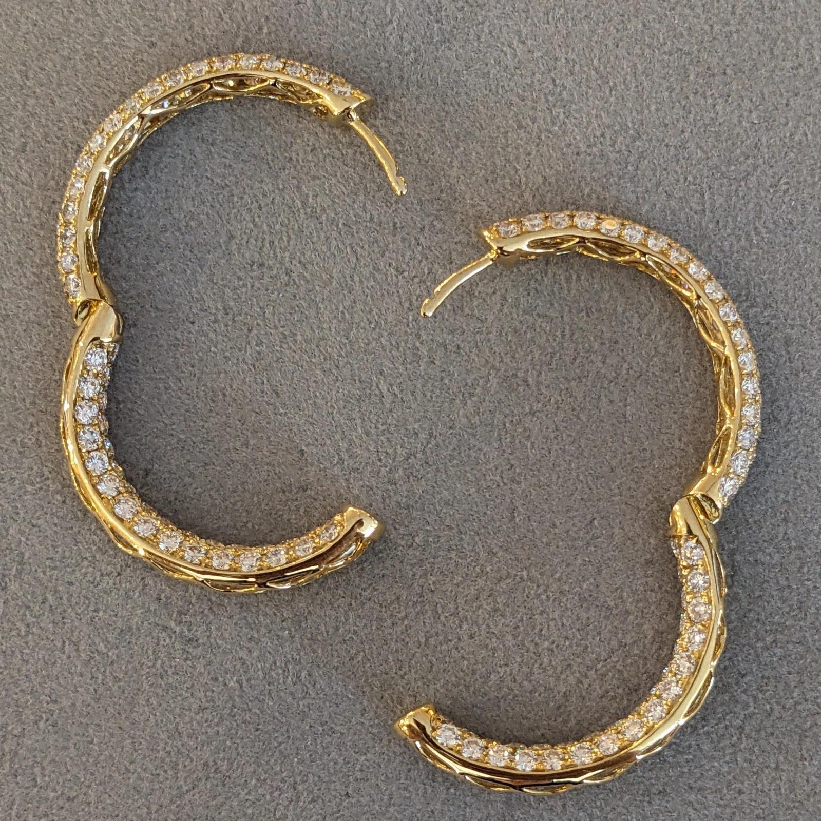 Orecchini a cerchio con diamanti rotondi e pavé di 5,05 cttw Inside Out in oro giallo 18k in vendita 2
