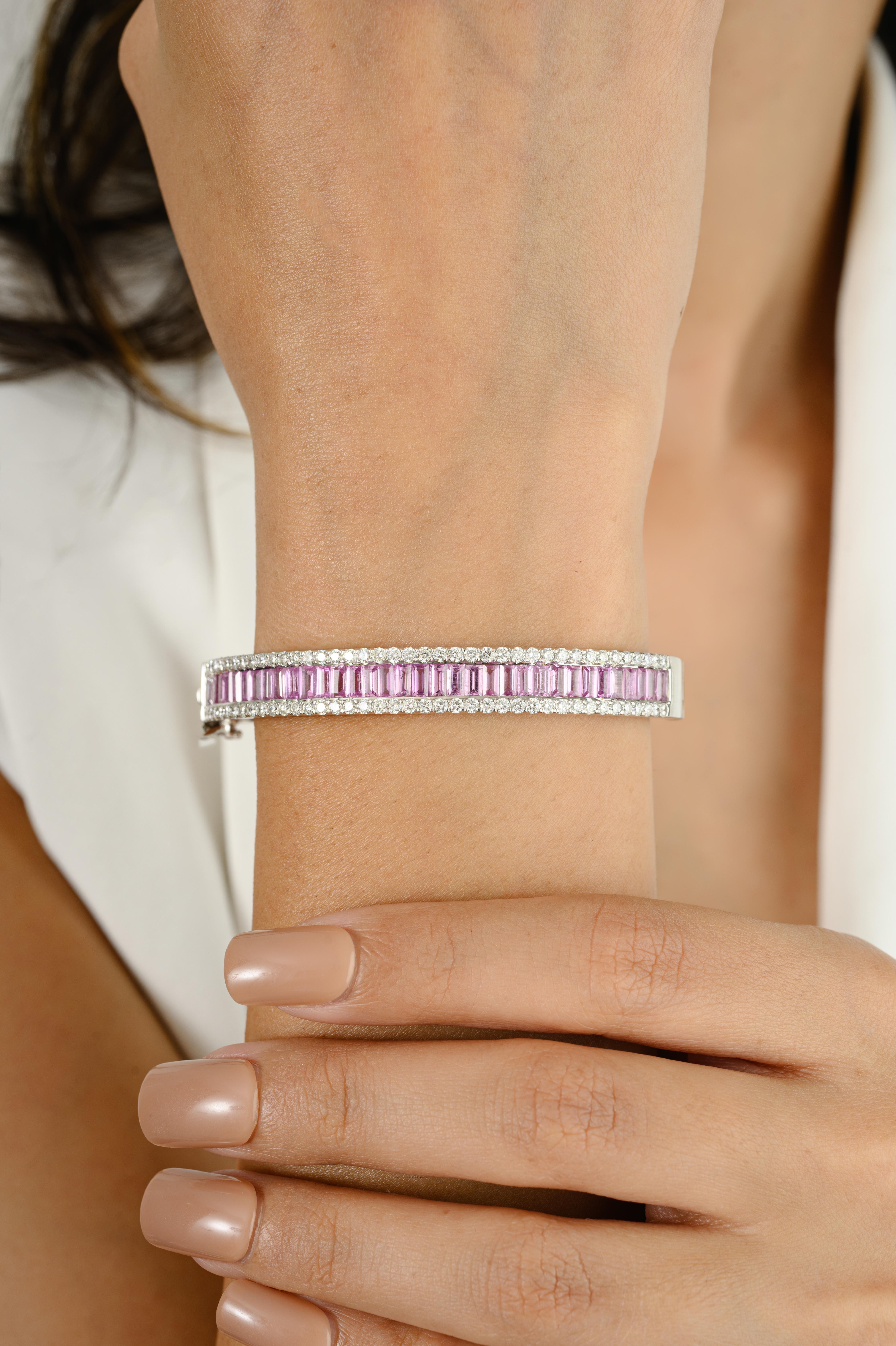 Questo bracciale Baguette con zaffiro rosa da 5,05 CTW e diamanti in oro 18 carati sfoggia uno zaffiro rosa naturale infinitamente scintillante del peso di 5,05 carati e diamanti del peso di 1,76 carati. Misura 2,5 pollici di lunghezza e 7,8 mm di