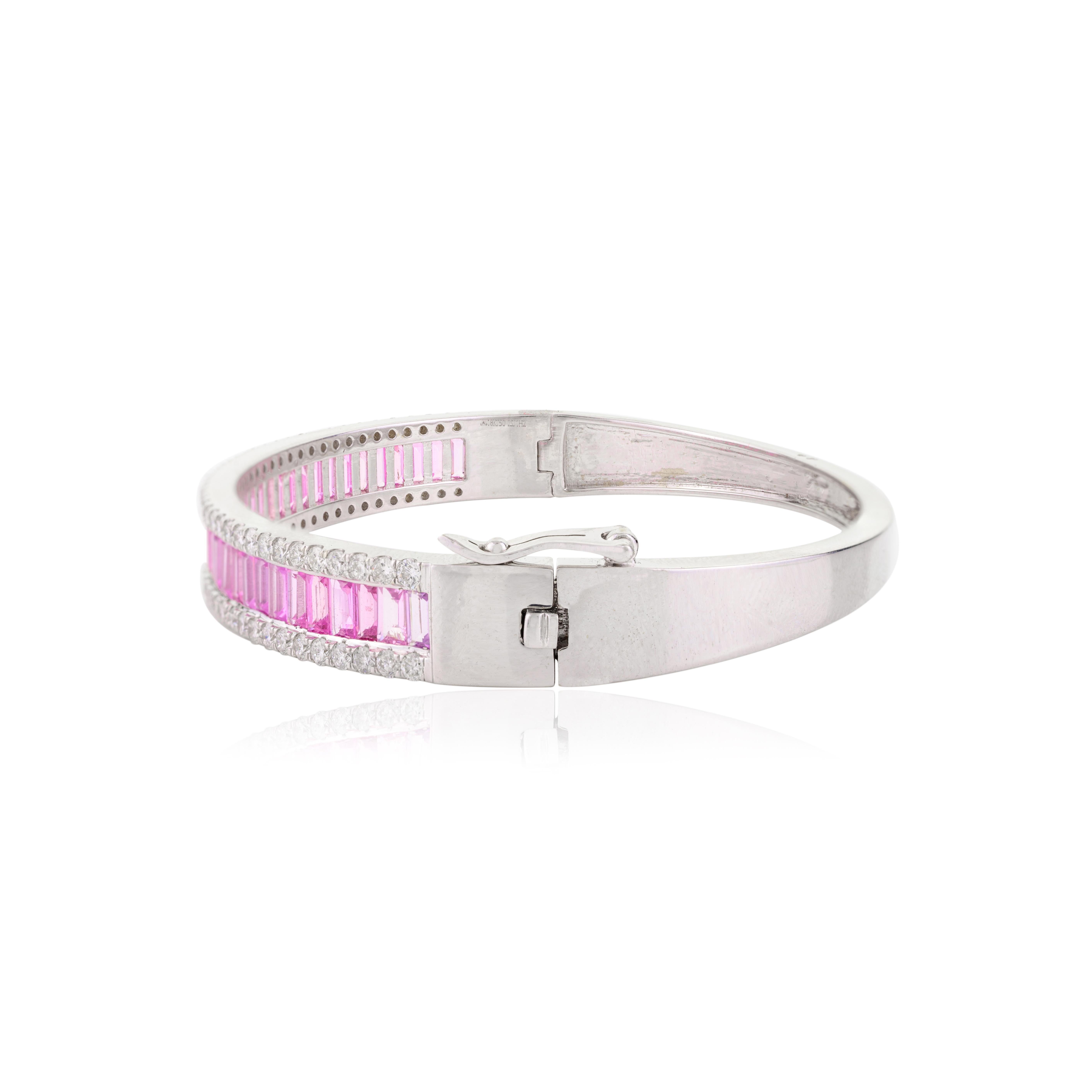 Modernista Bracciale con zaffiro rosa baguette da 5,05 CTW e diamanti in oro bianco 18 carati in vendita