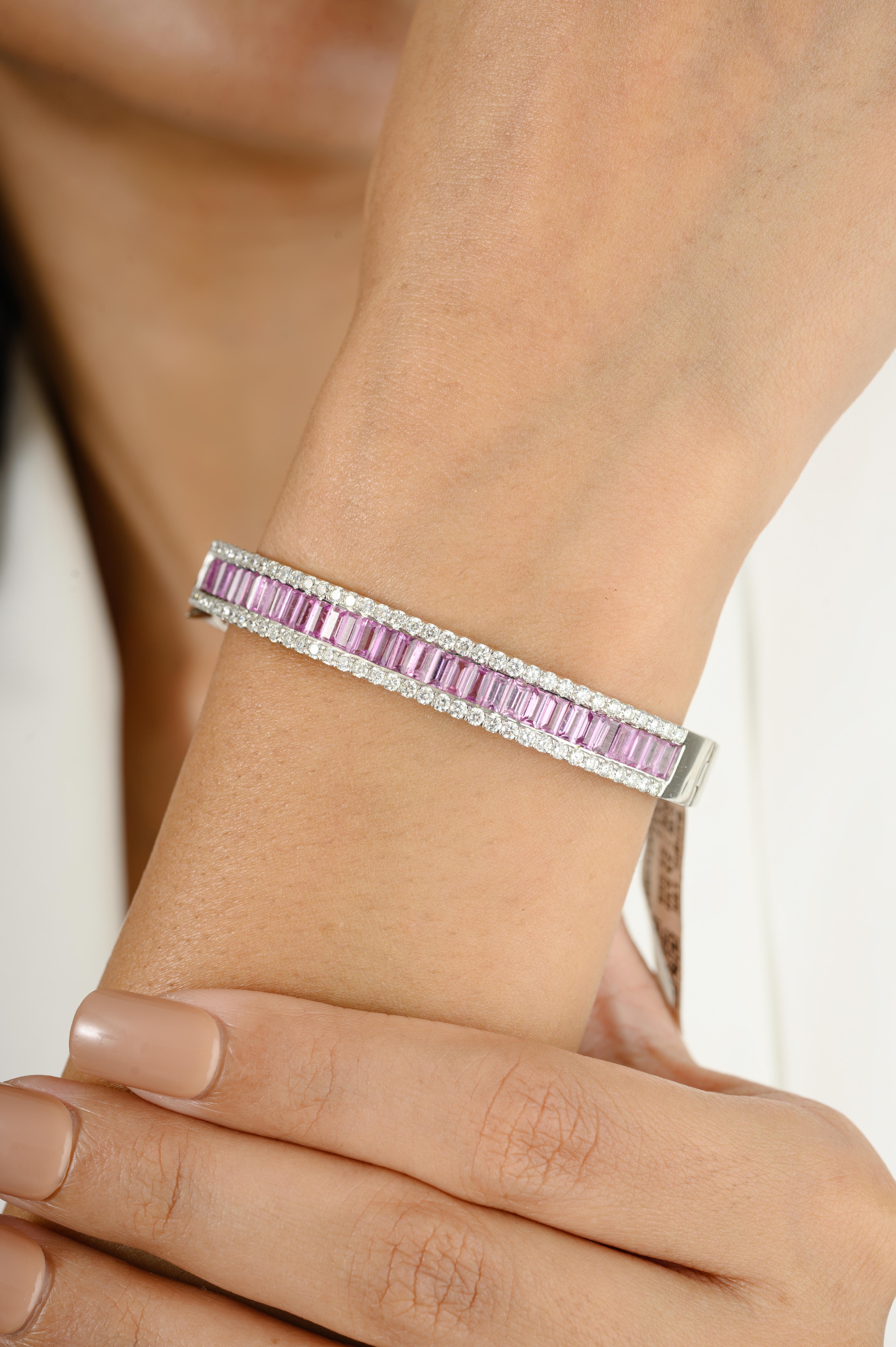 Taglio baguette Bracciale con zaffiro rosa baguette da 5,05 CTW e diamanti in oro bianco 18 carati in vendita