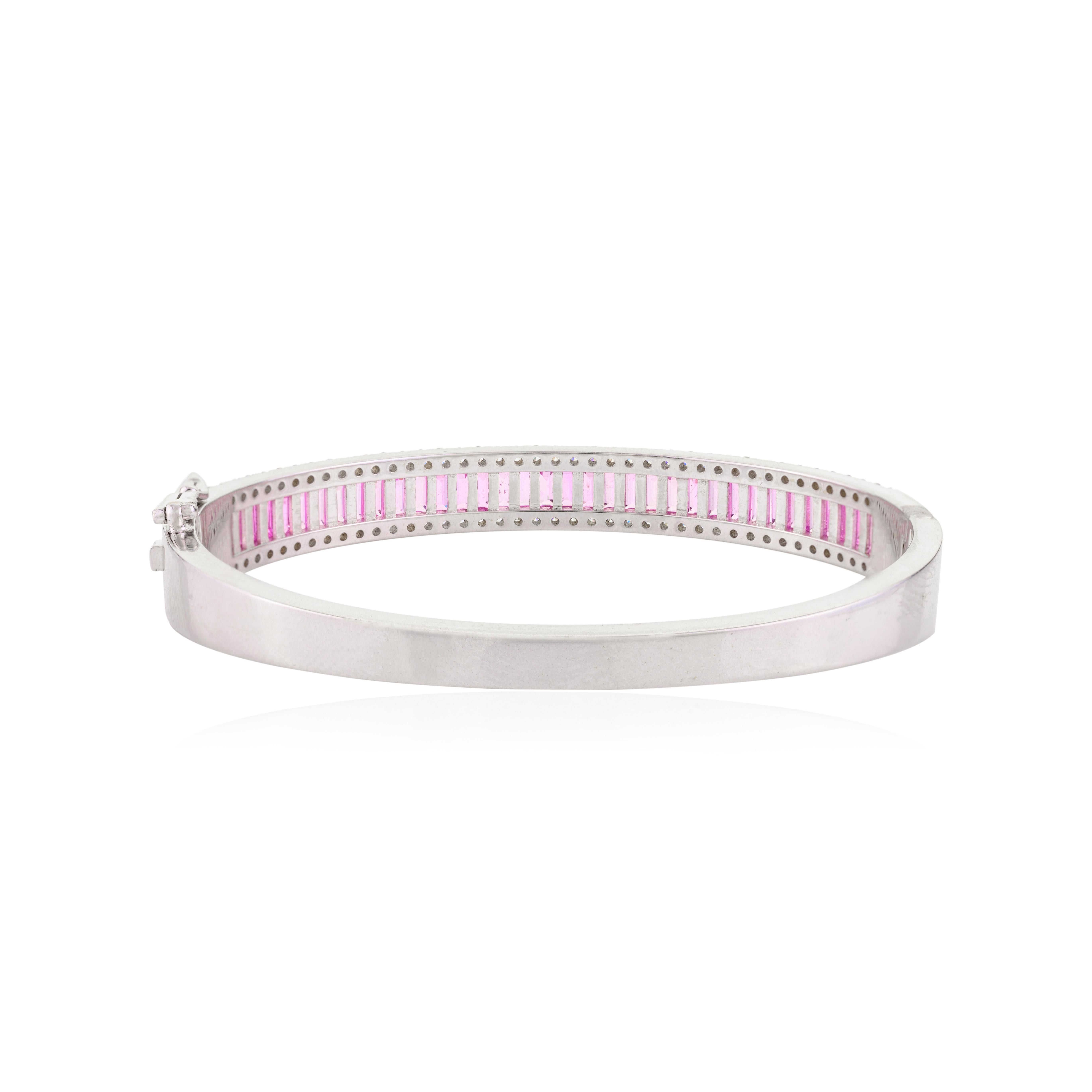 Bracciale con zaffiro rosa baguette da 5,05 CTW e diamanti in oro bianco 18 carati In condizioni Nuovo in vendita a New York, NY