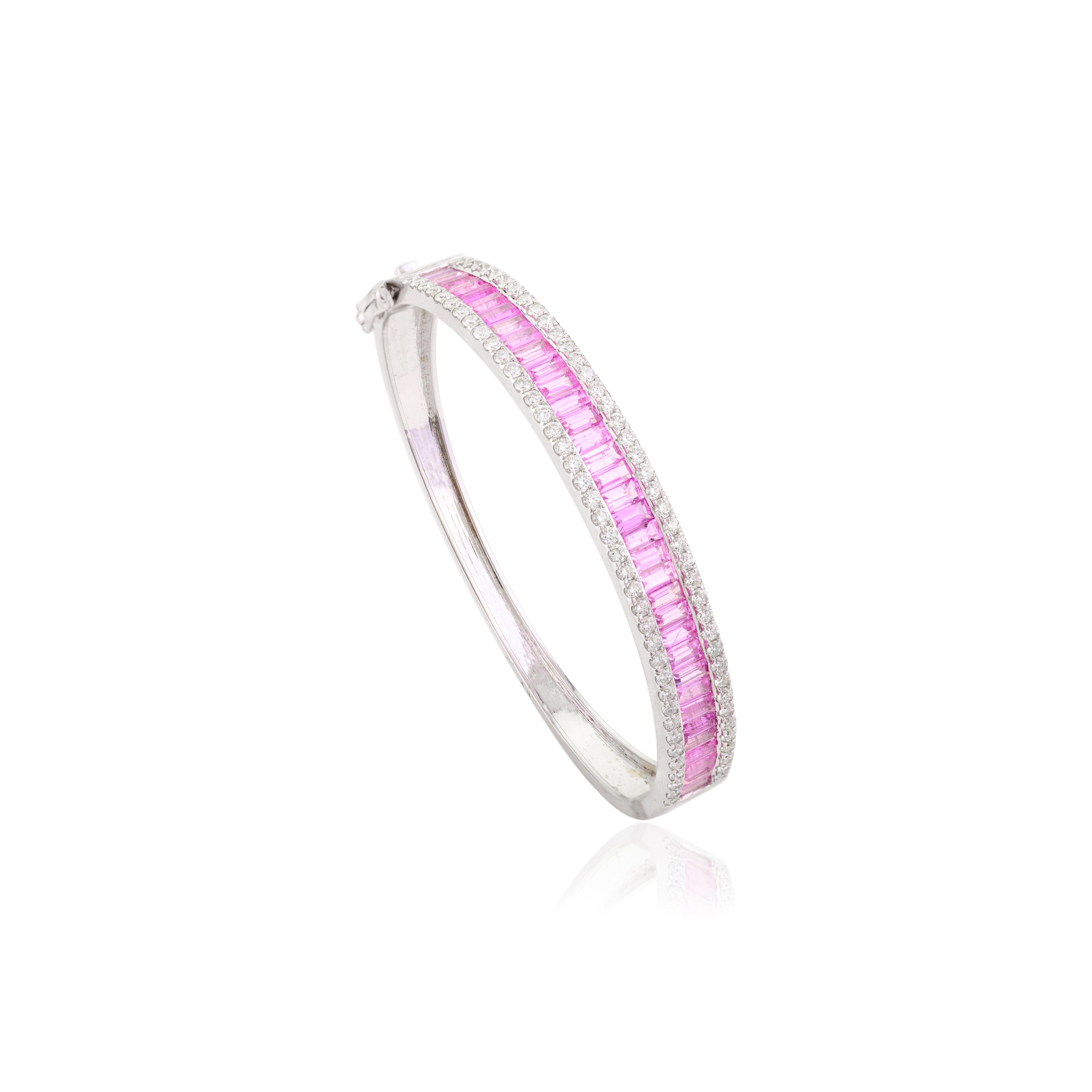 Bracciale con zaffiro rosa baguette da 5,05 CTW e diamanti in oro bianco 18 carati in vendita 1