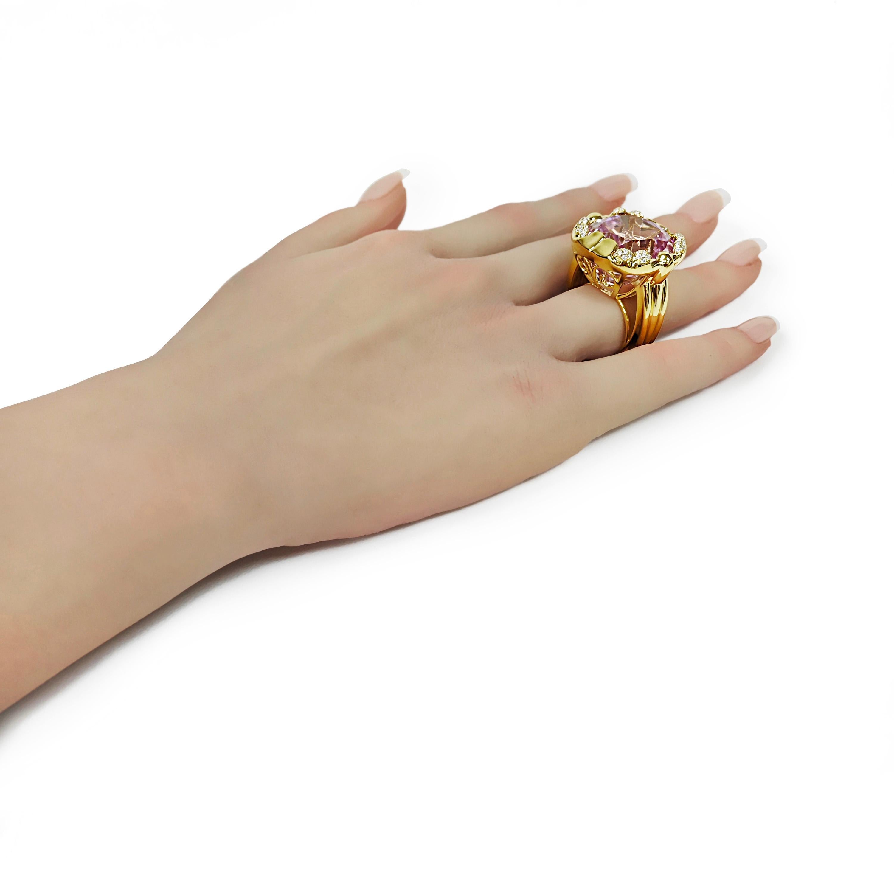 50.58 Carats Kunzite and White Diamond Yellow Gold Cocktail Ring In New Condition For Sale In New York, NY