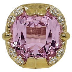 Anillo de Cóctel de Oro Amarillo con Kunzita y Diamante Blanco de 50.58 Quilates