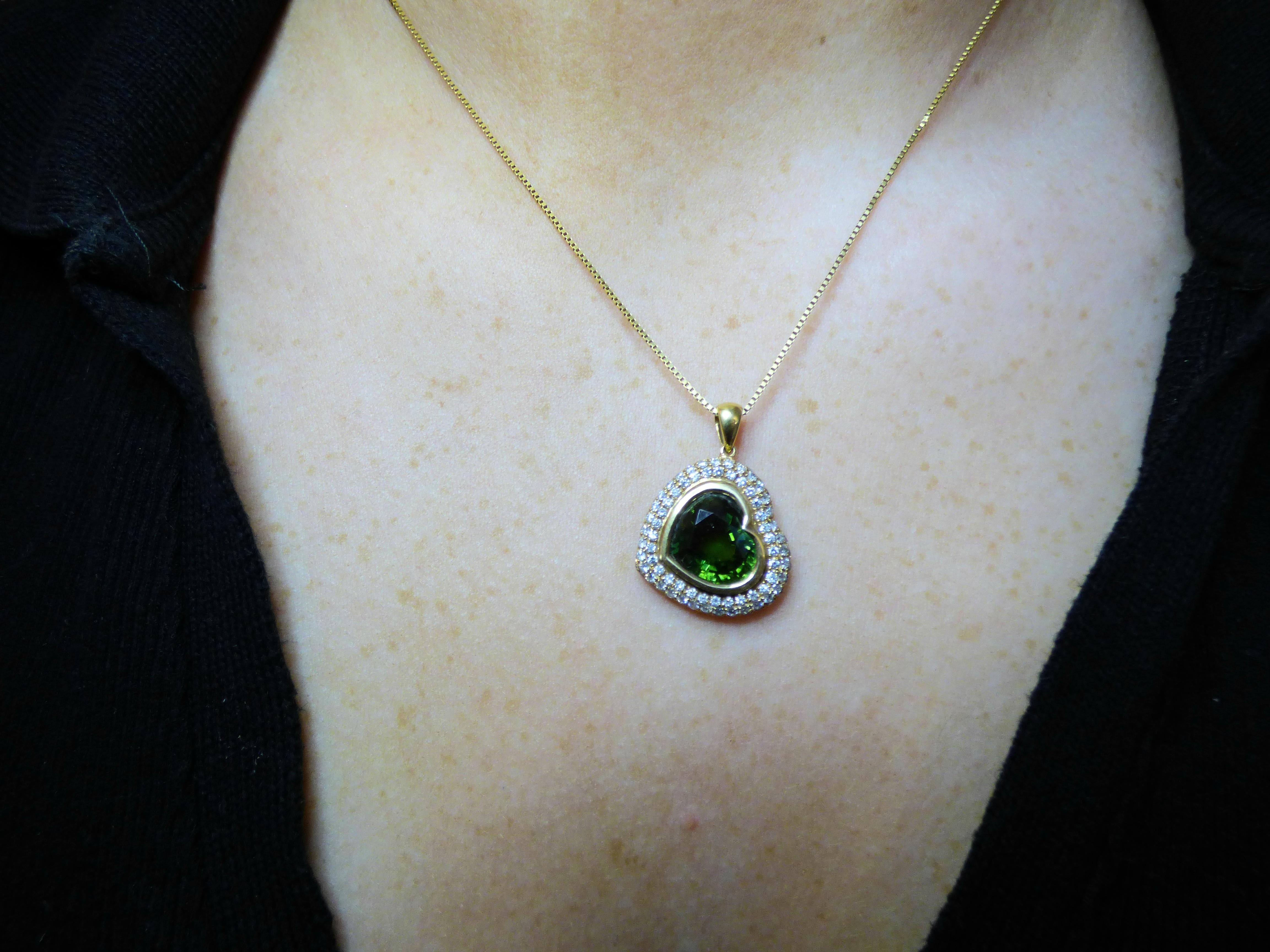 5.05ct Heart shaped Green Tourmaline and Diamond Pendant in 18K Gold In New Condition For Sale In Dublin, IE