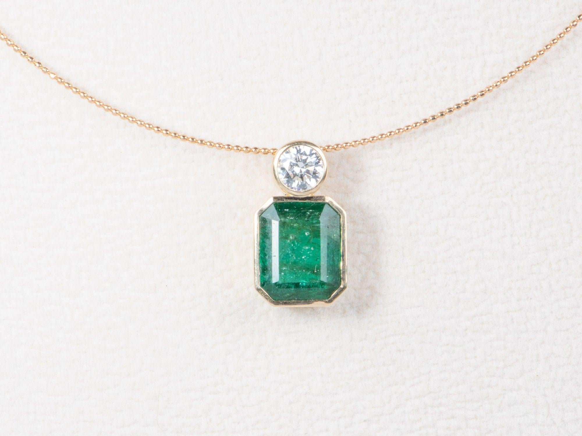 5,05ct natürlichen sambischen Smaragd und Lab-Diamant-Anhänger 14K Gold R4712 für Damen oder Herren im Angebot