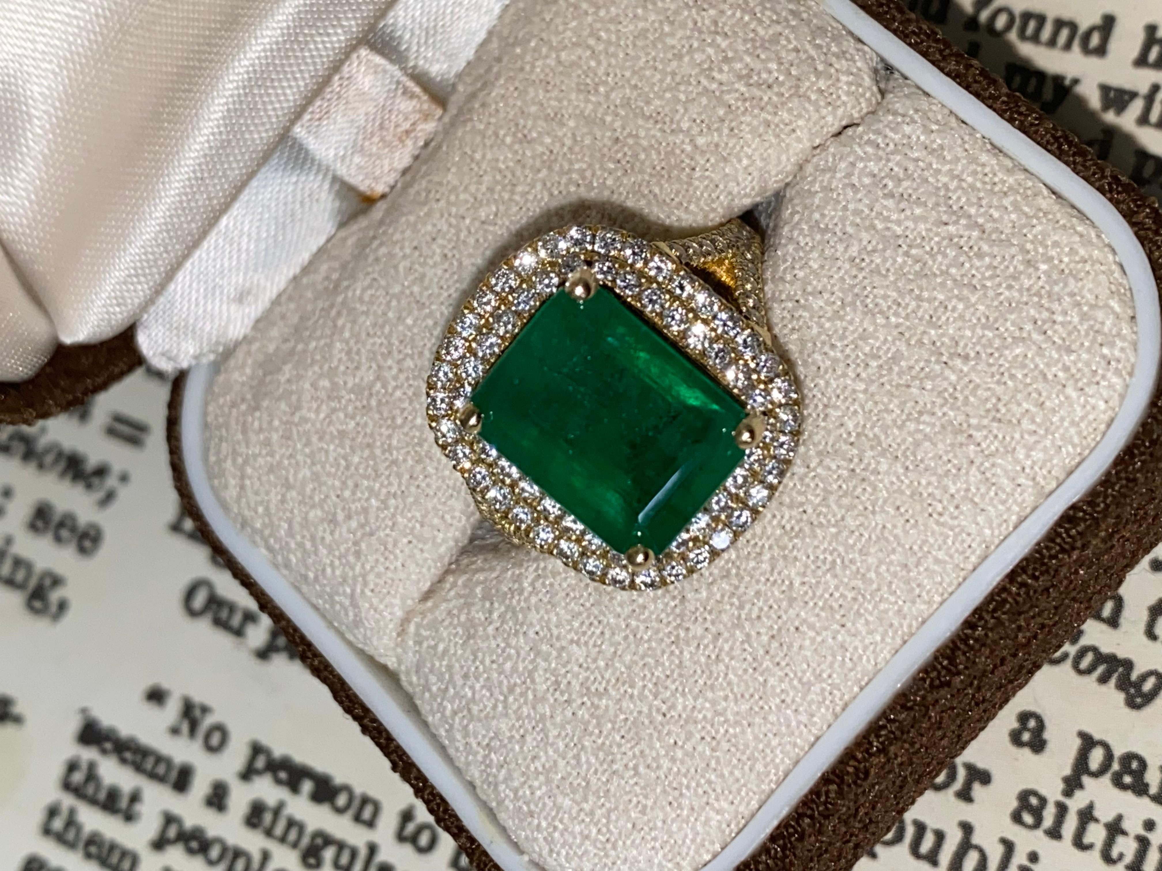 5.05ct Natural Zambian Emerald & Diamond 18K Yellow Gold Ring + GSL Certified. In Excellent Condition For Sale In MELBOURNE, AU