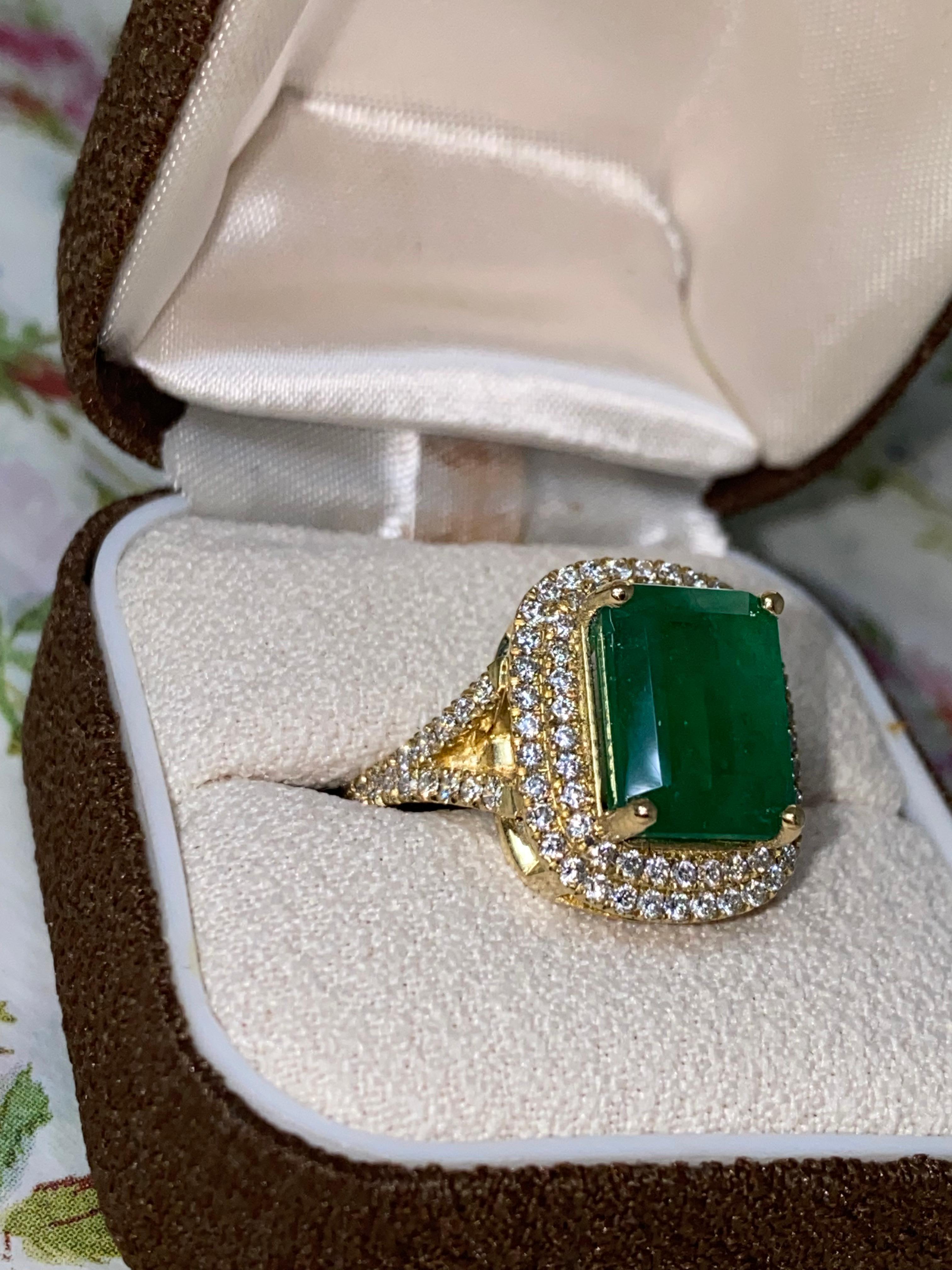 Women's 5.05ct Natural Zambian Emerald & Diamond 18K Yellow Gold Ring + GSL Certified. For Sale