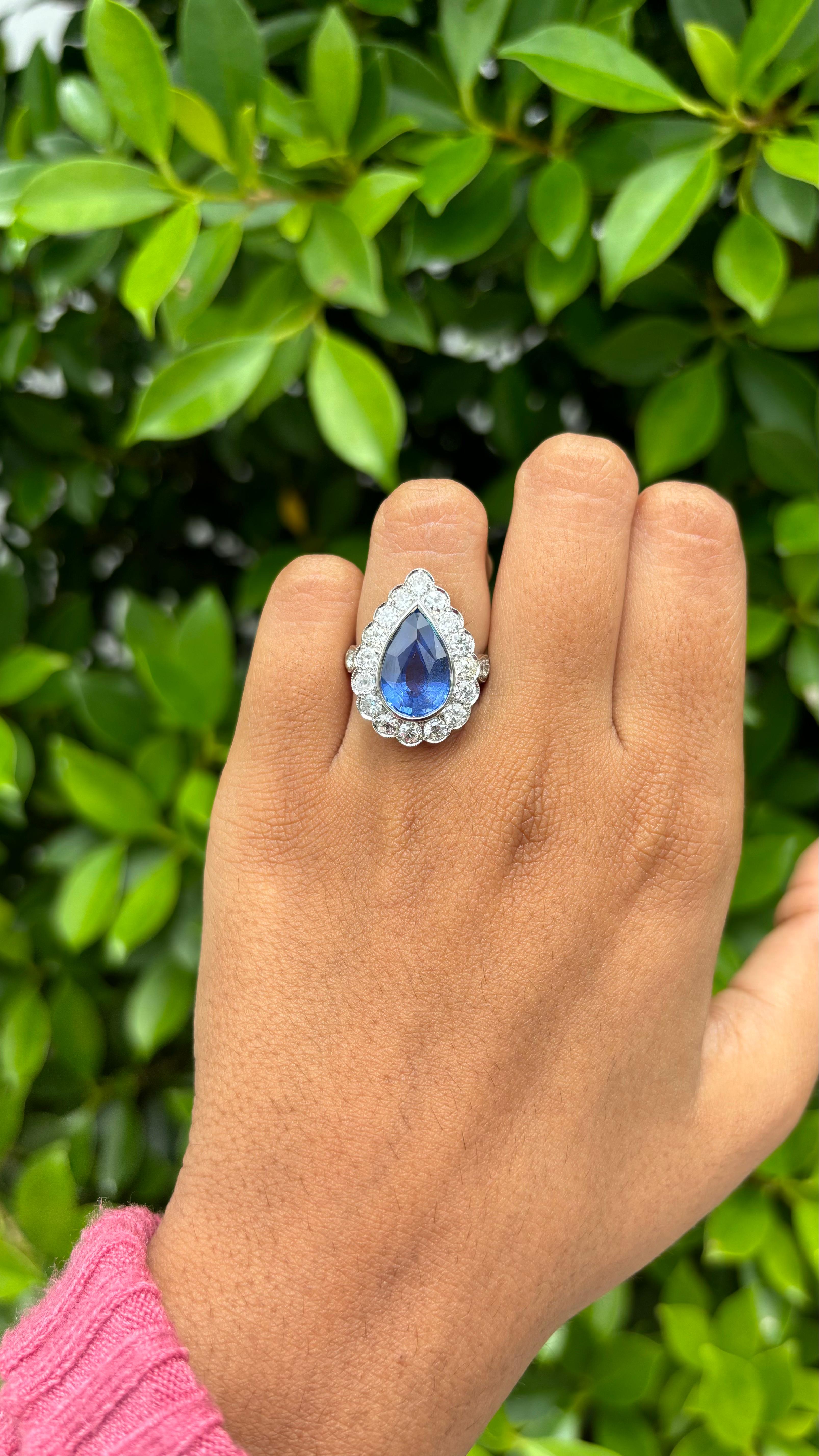 Anello Art Deco in oro bianco 18 carati con zaffiro di Ceylon e diamanti 5,05 ct. In condizioni Nuovo a Bangkok, TH