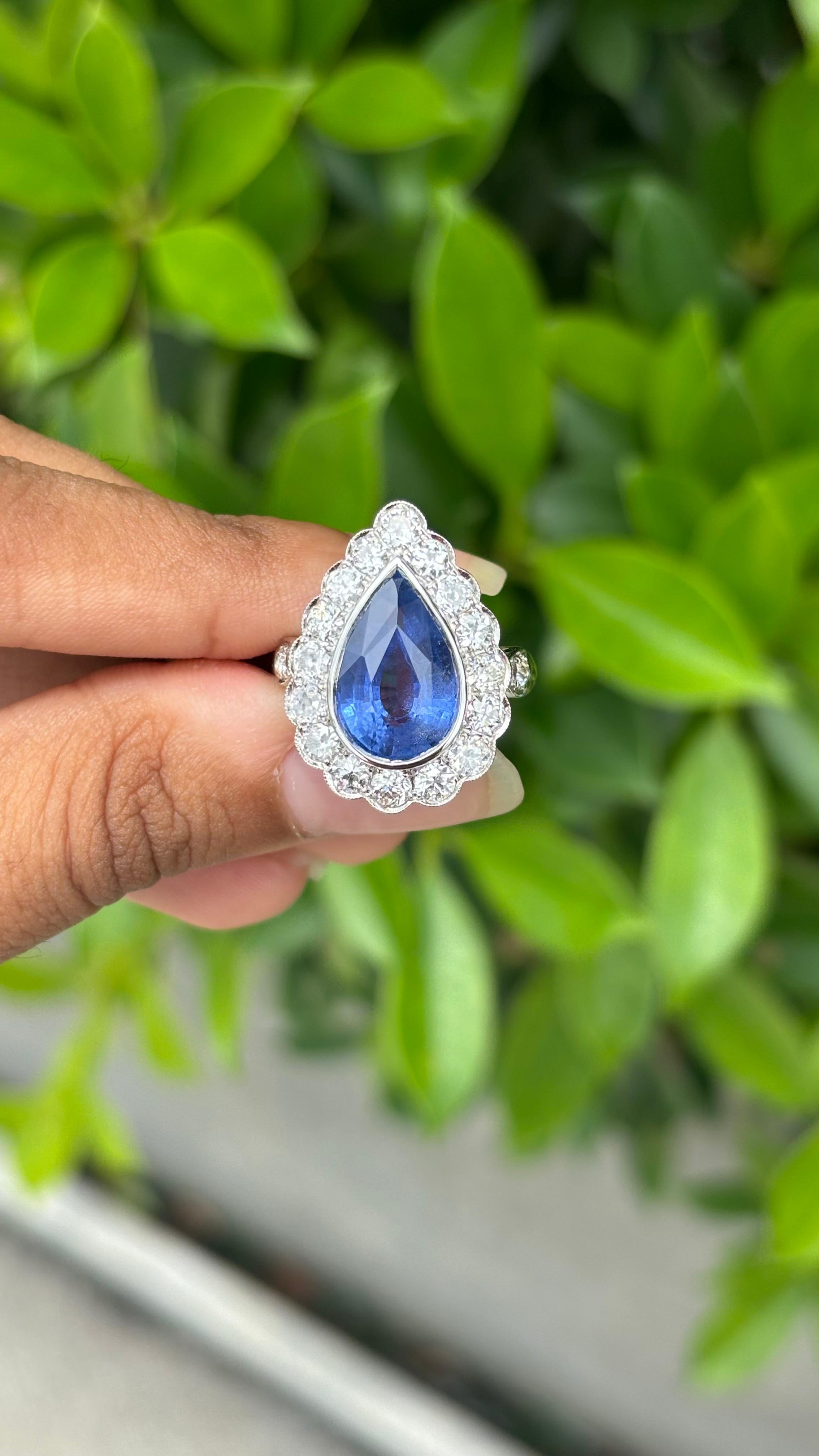 Un gioiello super sensazionale e sorprendente, meticolosamente realizzato a mano per incantare tutti gli intenditori di design ispirati all'Art Déco!

Questo straordinario anello mette in mostra uno stupefacente zaffiro da 5,05 carati, che irradia