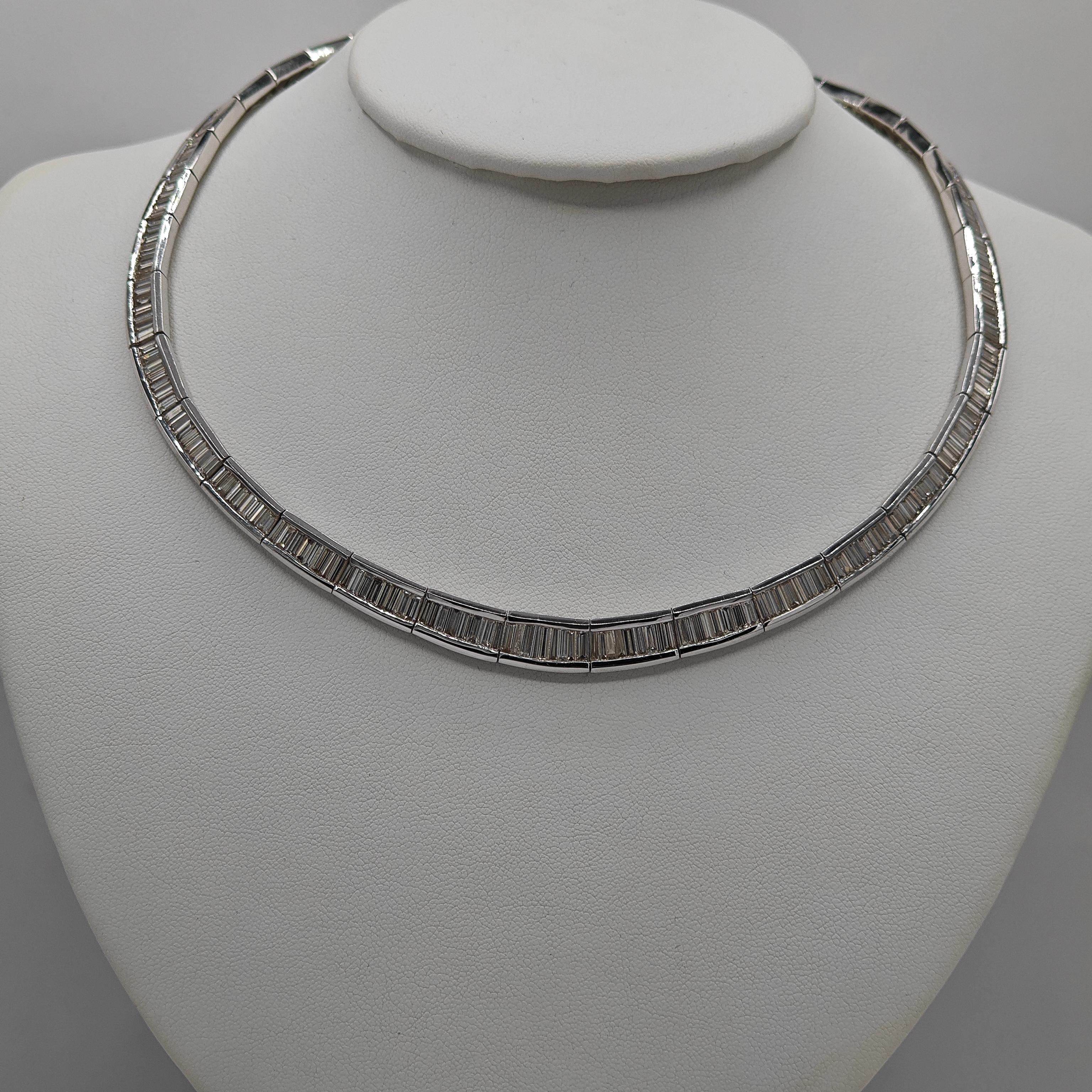 Taglio baguette Collana in oro bianco con diamante baguette da 5,06 carati in vendita