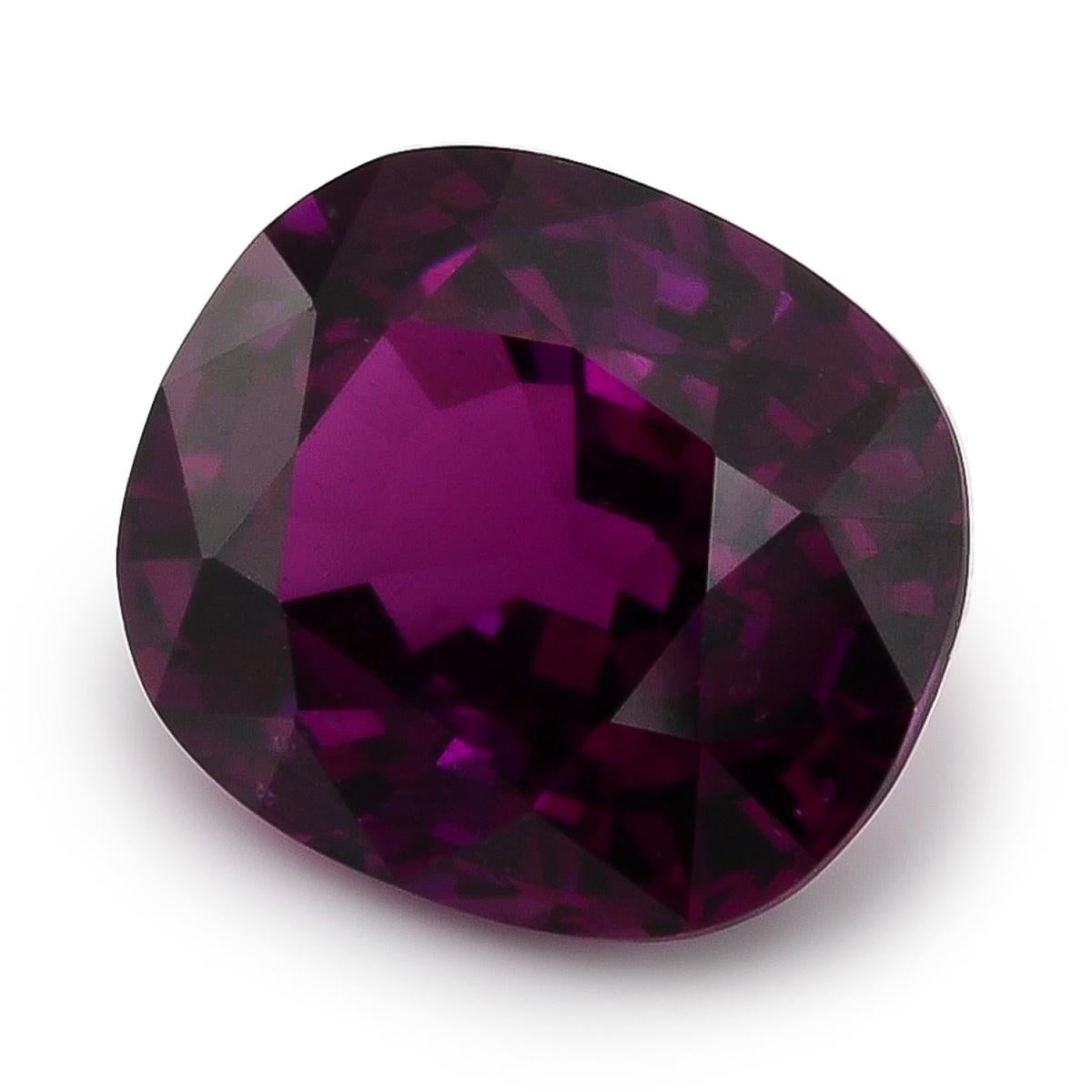 Plongez dans le monde enchanteur des pierres précieuses avec le grenat violet naturel de 5,06 carats du Mozambique. Cette superbe gemme présente une forme de grenat unique et mesure 10,74 x 9,04 x 6,03 mm, ce qui révèle sa qualité exceptionnelle.