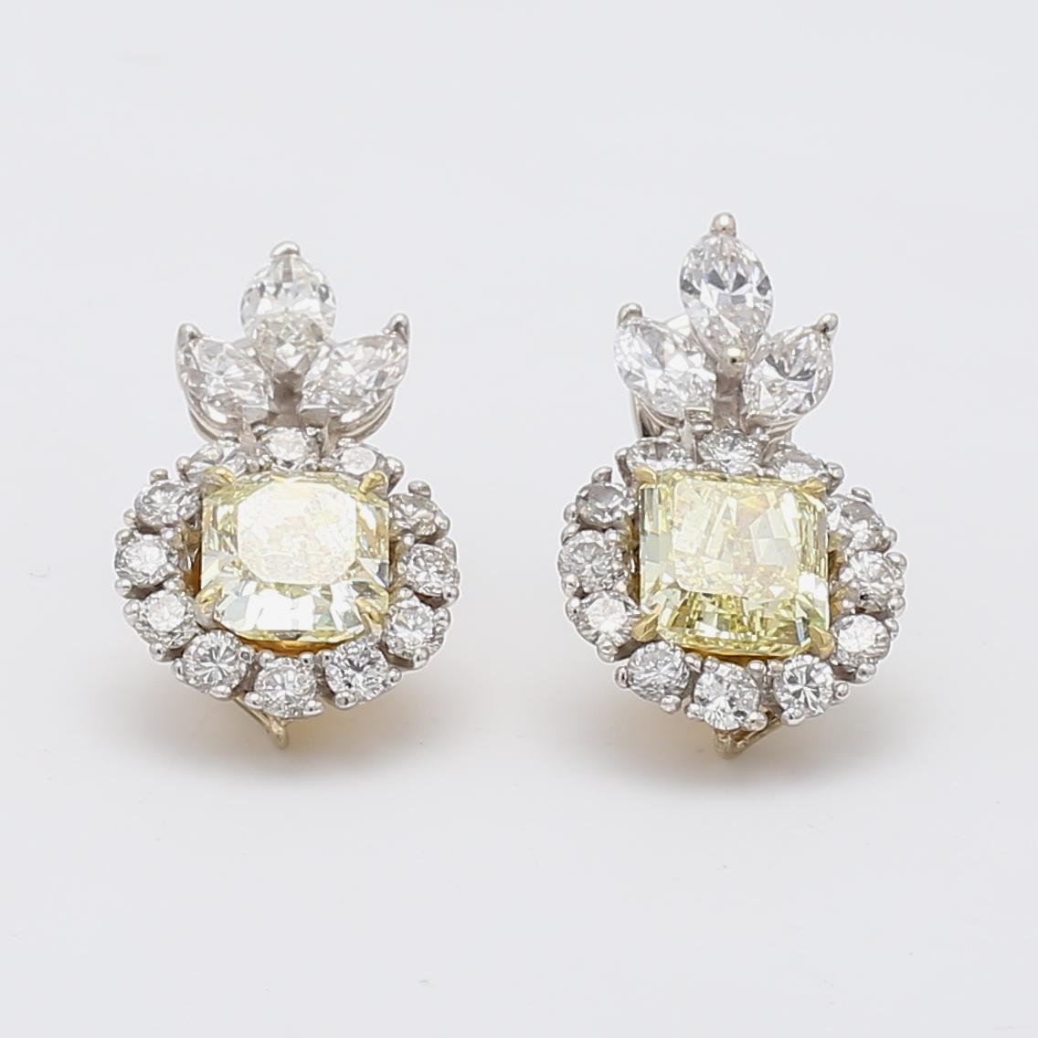 Titel:
Diese exquisiten zweifarbigen Vintage-Ohrringe aus Gold sind mit 5,06 Karat Diamanten im Old European Cut besetzt und bestechen durch ihr zeitloses Design. Jeder Ohrring besteht aus einem wunderschön gesättigten antiken Diamanten - ein