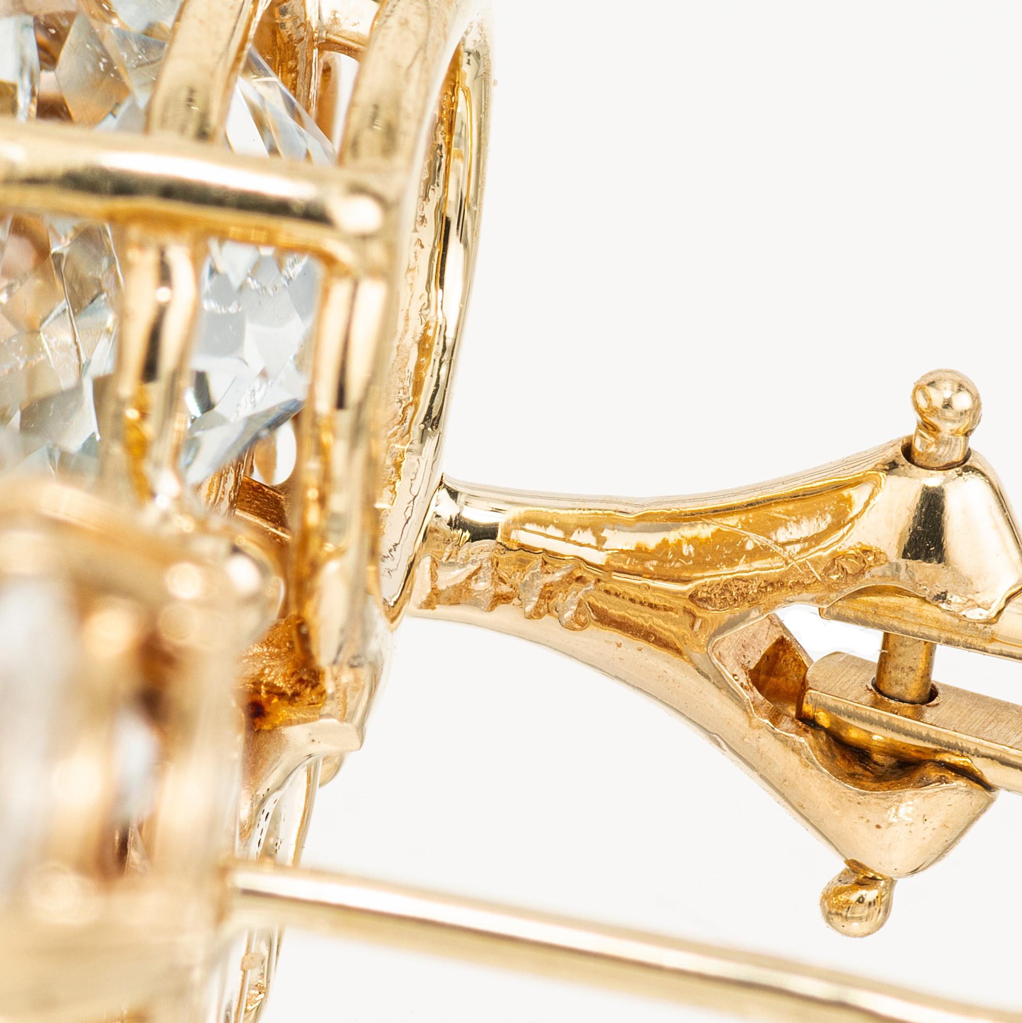 Boucles d'oreilles à clip en or jaune avec aigue-marine ovale de 5,06 carats et diamant Bon état - En vente à Stamford, CT