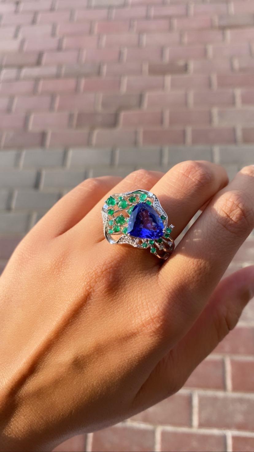 Pear Cut 5.06 Carat Tanzanite, Emerald and Diamond 18k Gold Cocktail Ring For Sale