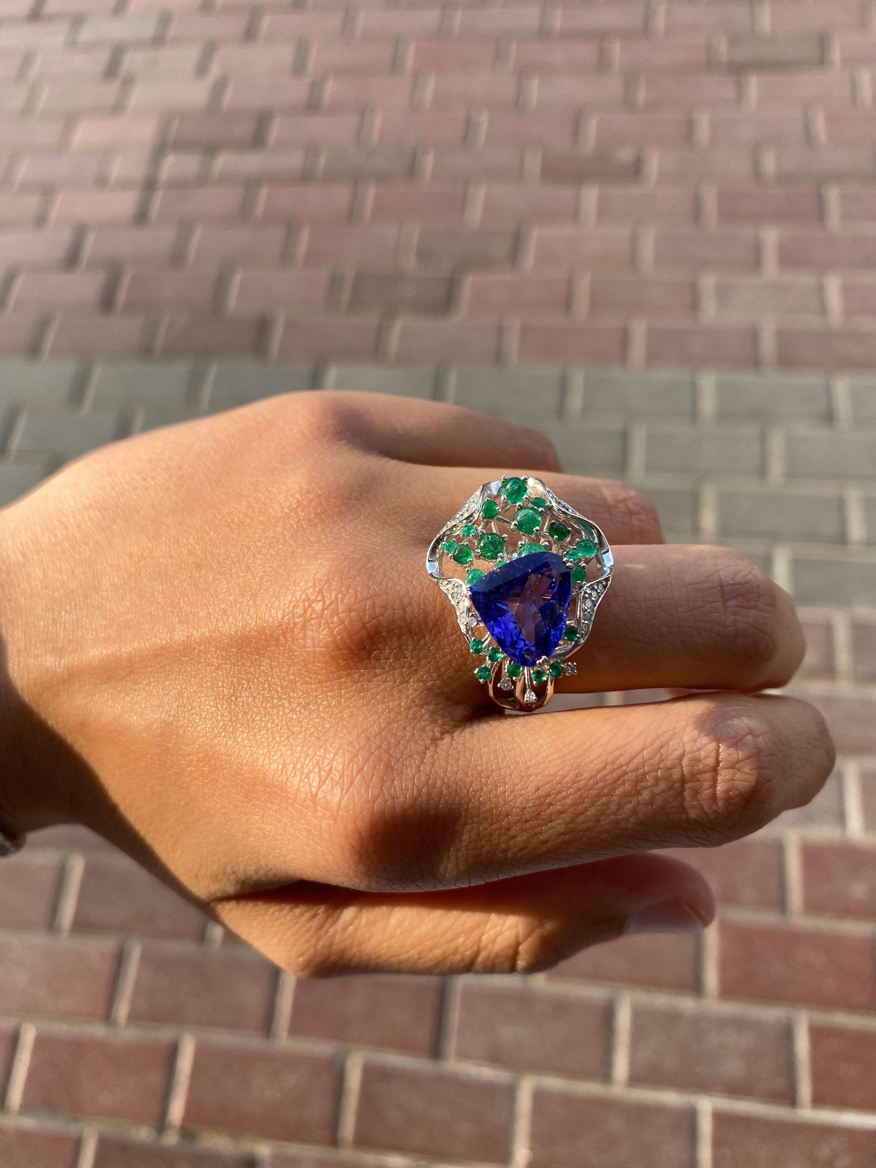 5.06 Carat Tanzanite, Emerald and Diamond 18k Gold Cocktail Ring In New Condition For Sale In Bangkok, Thailand
