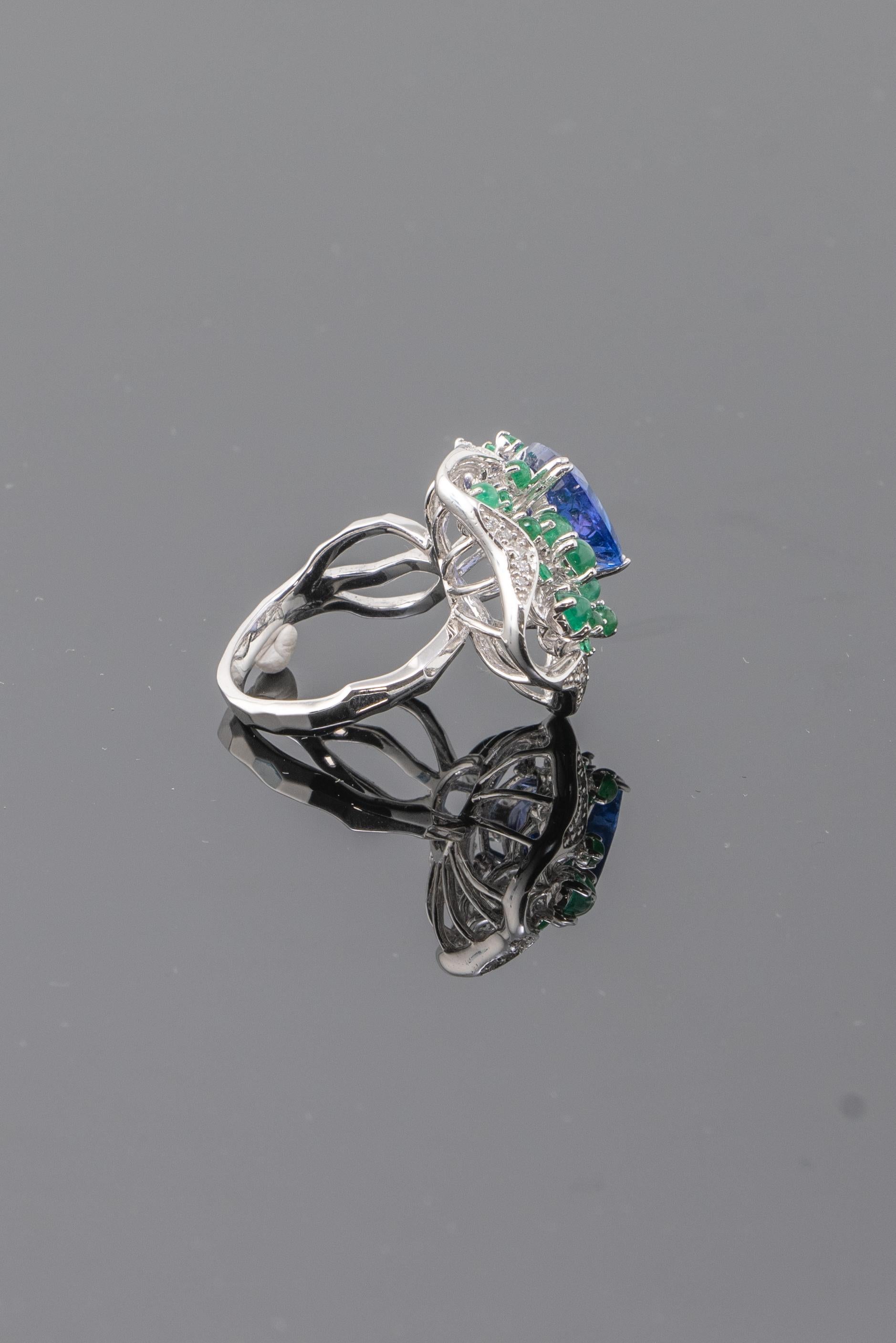 Women's or Men's 5.06 Carat Tanzanite, Emerald and Diamond 18k Gold Cocktail Ring For Sale
