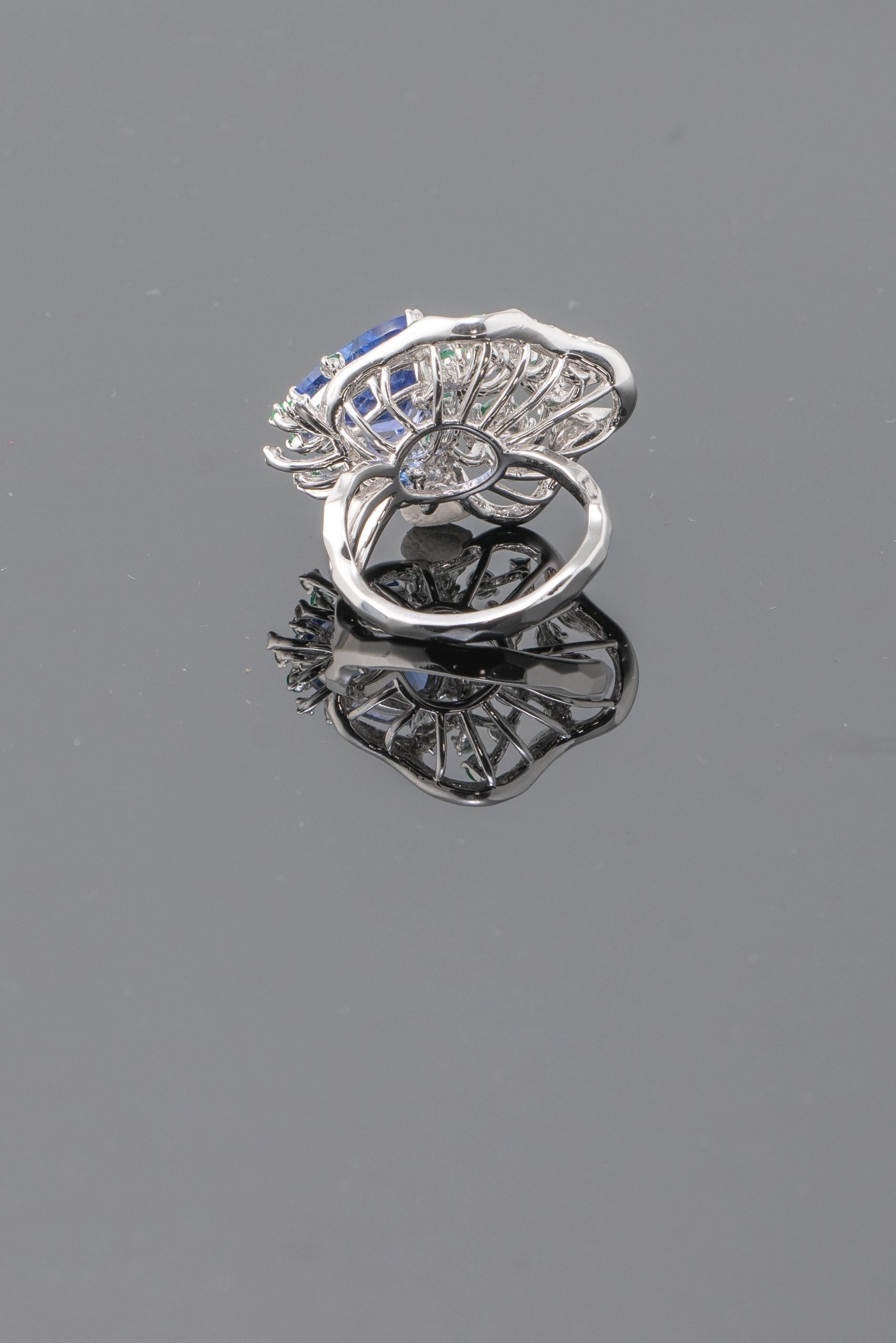 5.06 Carat Tanzanite, Emerald and Diamond 18k Gold Cocktail Ring For Sale 1