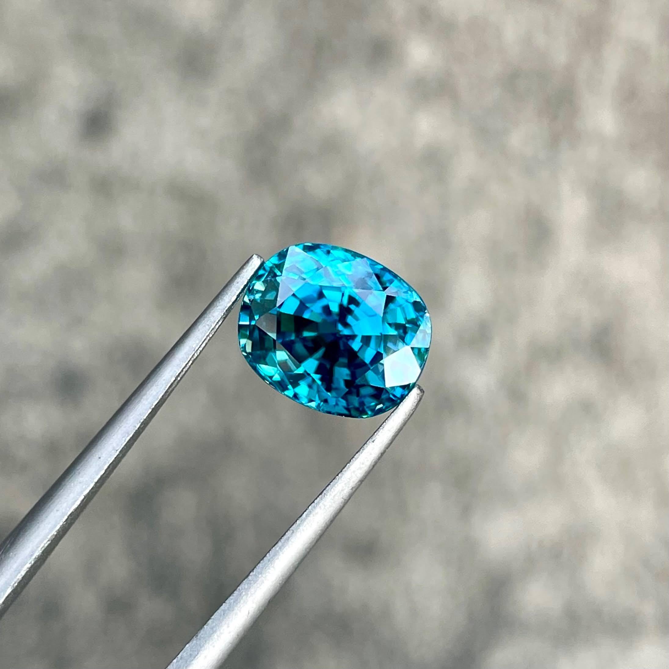 Peso 5,06 quilates 
Dimensiones 9,1x7,5x6,9 mm
Tratamiento calentado 
Origen Camboya 
Claridad VVS 
Cojín de forma 
Corte facetado 


Esta exquisita gema de Circón Azul de 5.06 quilates es un asombroso ejemplo de belleza natural, procedente de las
