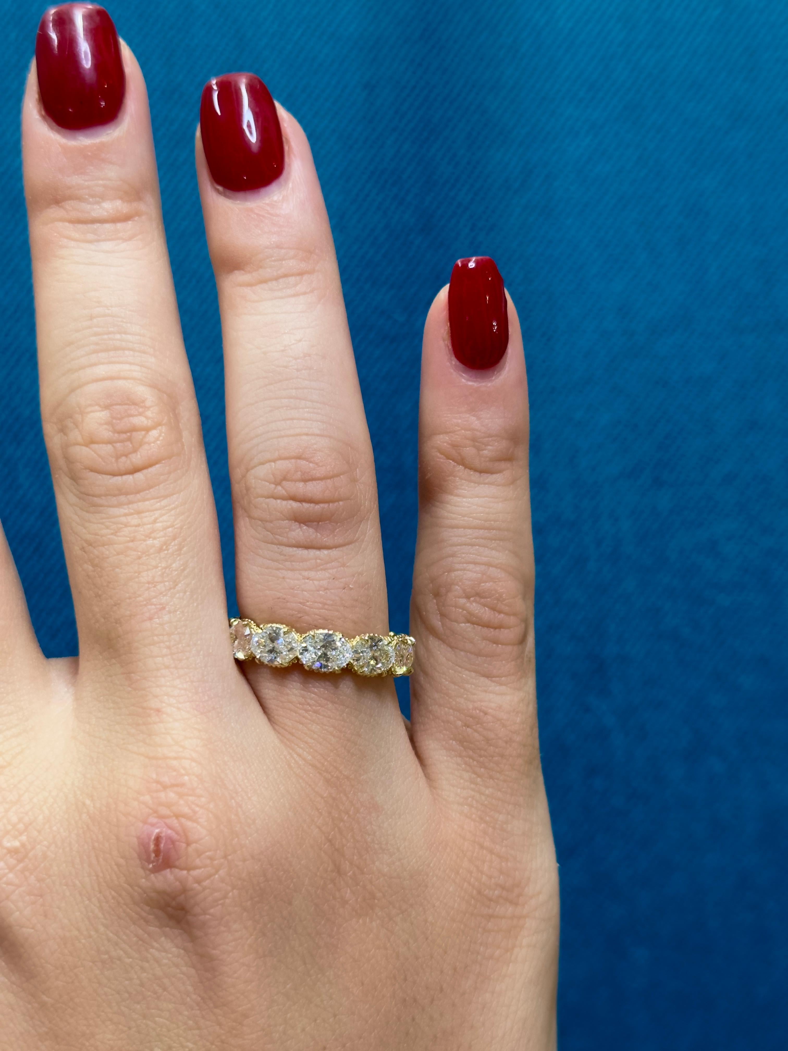 En venta: GIA 5.06Ct Diamante talla oval Este-Oeste Alianza de boda de la eternidad en oro amarillo de 18 quilates  3