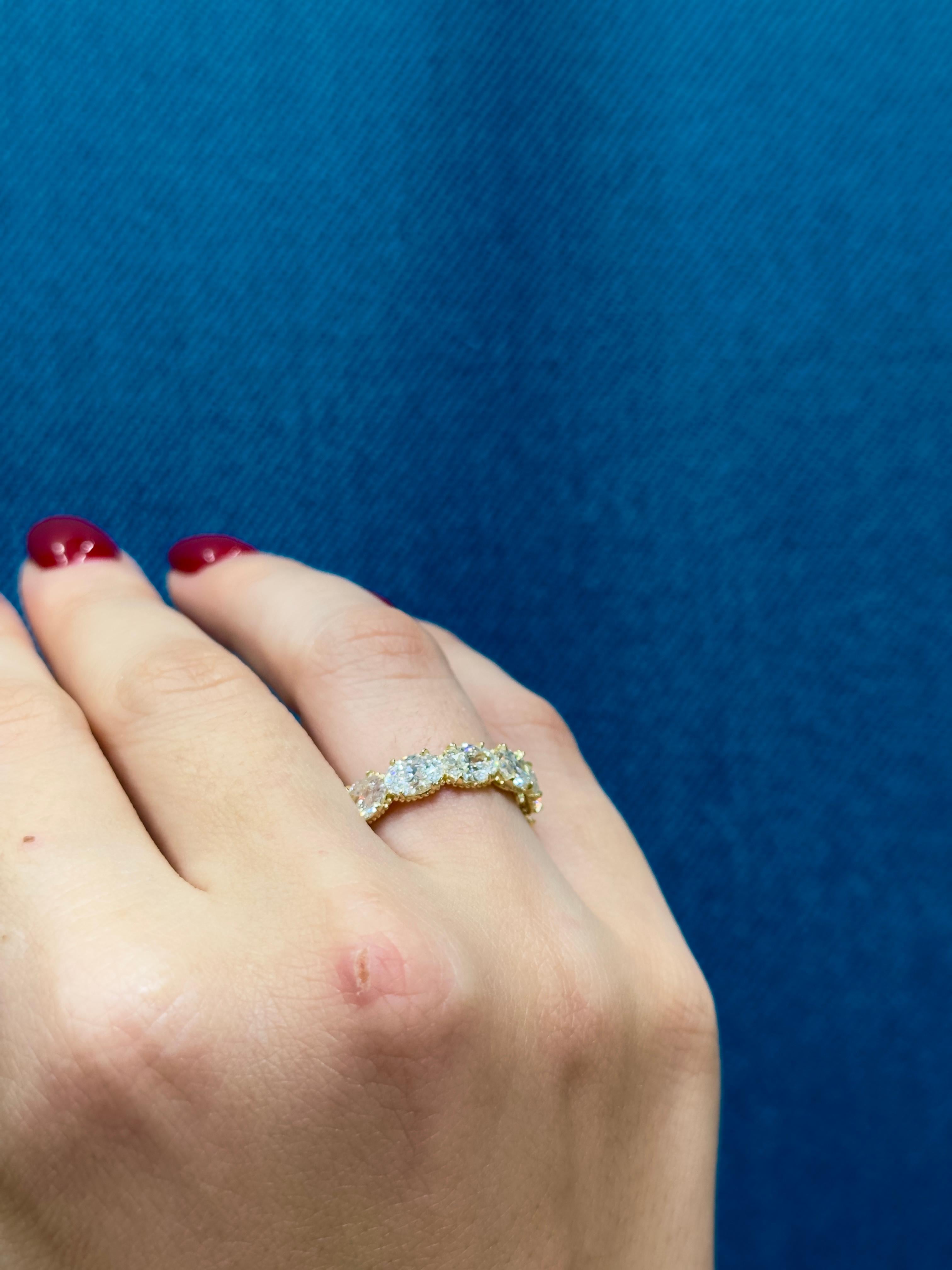 En venta: GIA 5.06Ct Diamante talla oval Este-Oeste Alianza de boda de la eternidad en oro amarillo de 18 quilates  4