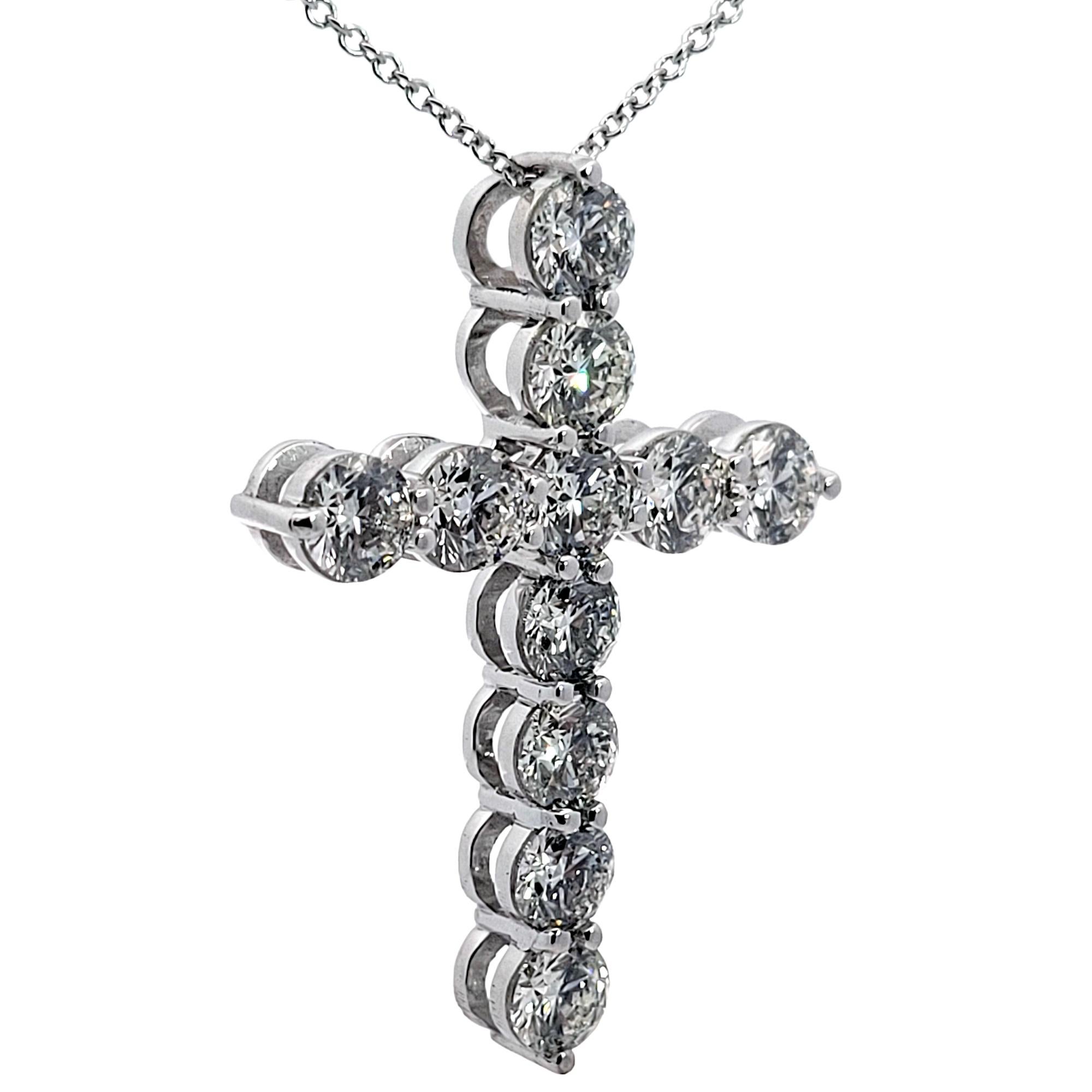 Taglio rotondo Sebastian Bernards 5,07 carati, ciondolo con croce di diamanti in oro bianco 14 carati in vendita