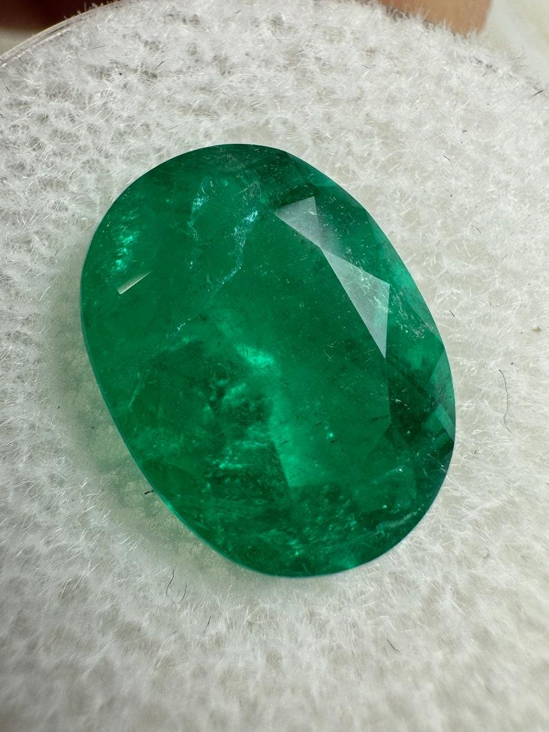 Piedra: Esmeralda
Peso: 5,07 quilates
Forma: Corte Oval
Claridad: Transparente
Lustre: Muy bueno
Color: Verde Muzo Vivo
Medidas: 13,01 mm x 9,66 mm x 7,04 mm
Origen geográfico: Colombia
Tratamiento: Natural, Engrasado

Observaciones: Debido a sus