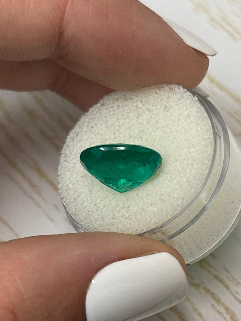Esmeralda colombiana ovalada verde muzo certificada de 5,07 quilates - piedra de nacimiento de mayo en venta 1