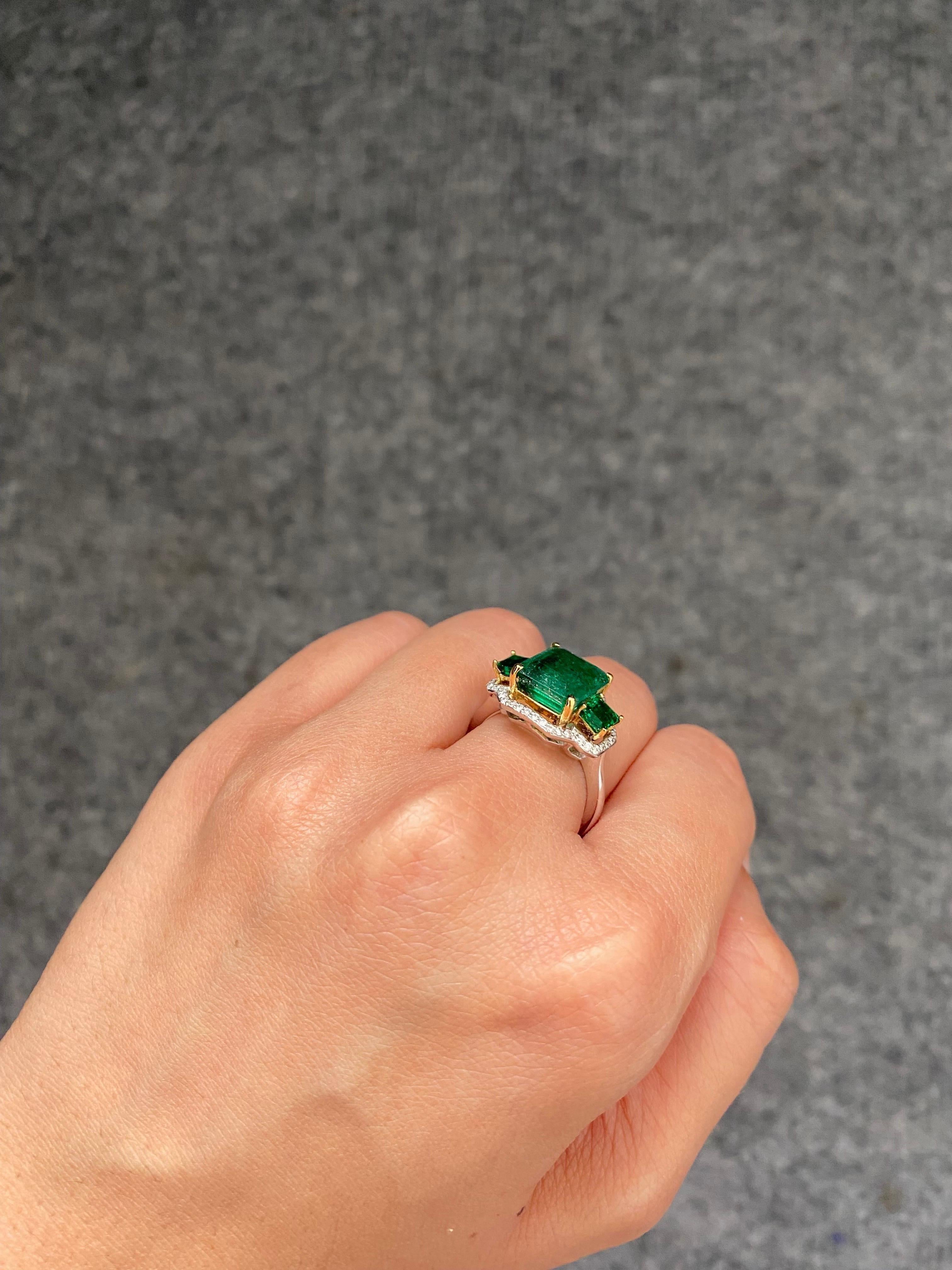 5,07 Karat Smaragd- und Diamant-Cocktailring mit drei Steinen im Angebot 4