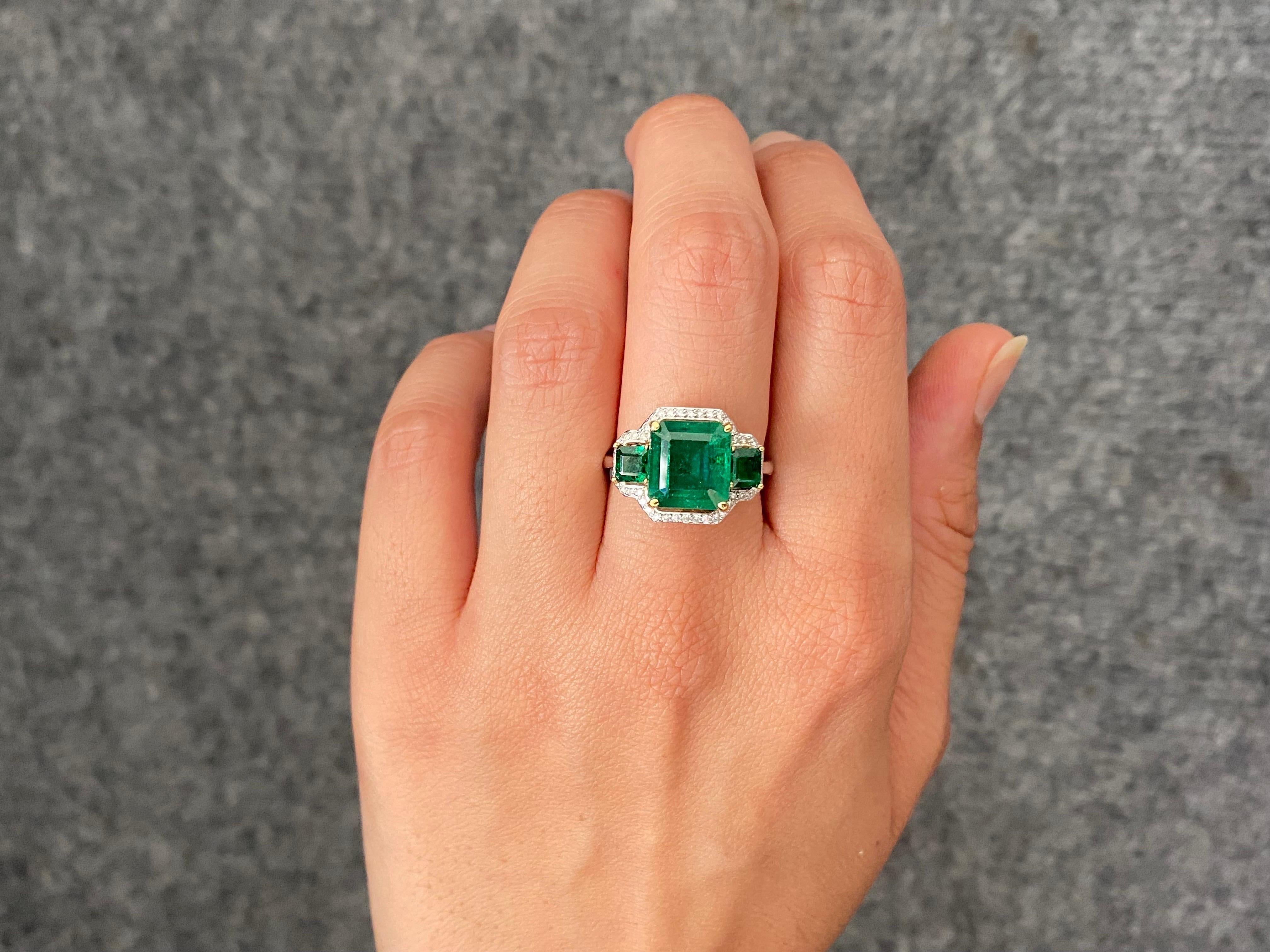 5,07 Karat Smaragd- und Diamant-Cocktailring mit drei Steinen im Angebot 1