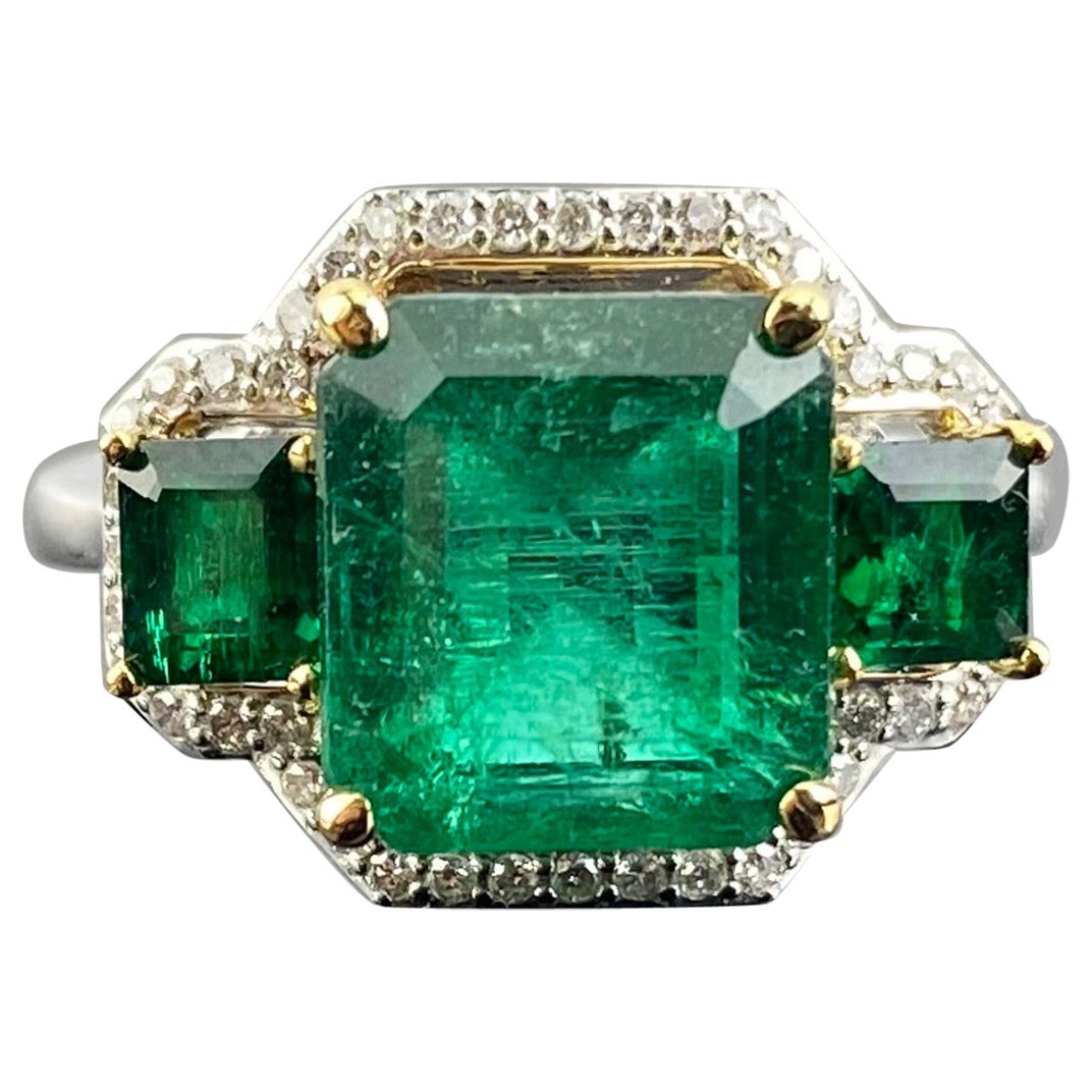 Anillo de cóctel de tres piedras con esmeralda y diamantes de 5,07 quilates