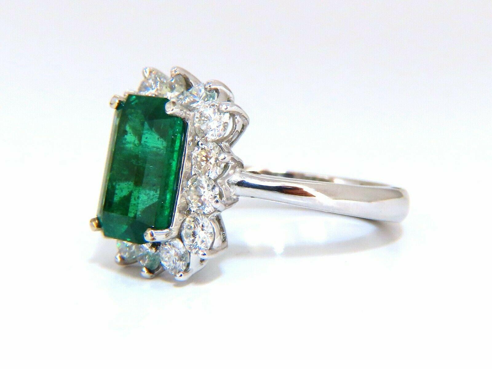 5.07 Carat Nature Emerald Diamonds Cluster Halo Ring 14 Karat en vente 1