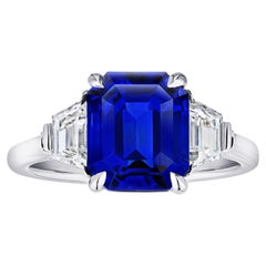 Bague en saphir bleu taille émeraude de 5,08 carats et diamants