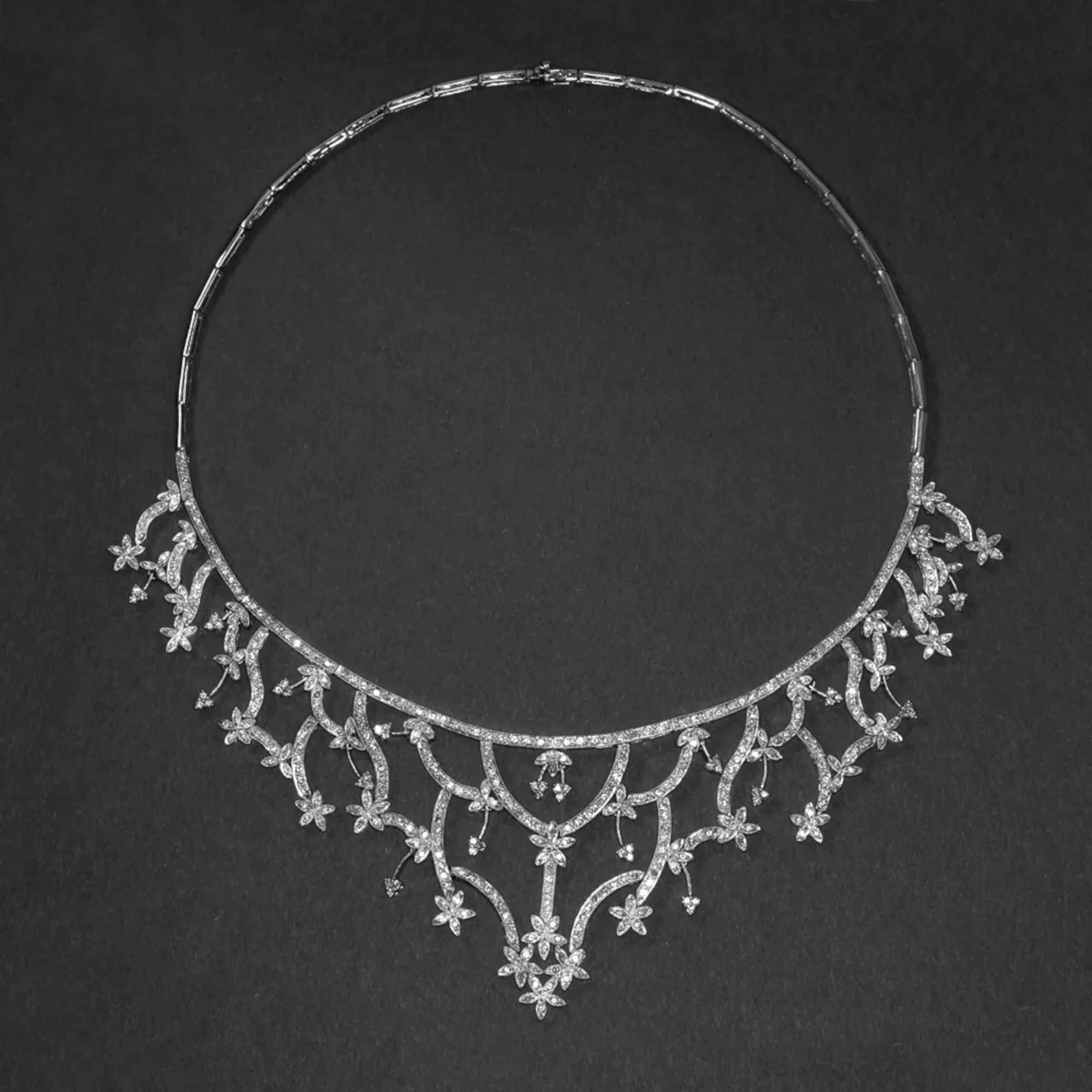 Round Cut 5.08 carats of bright diamond romantic necklace For Sale