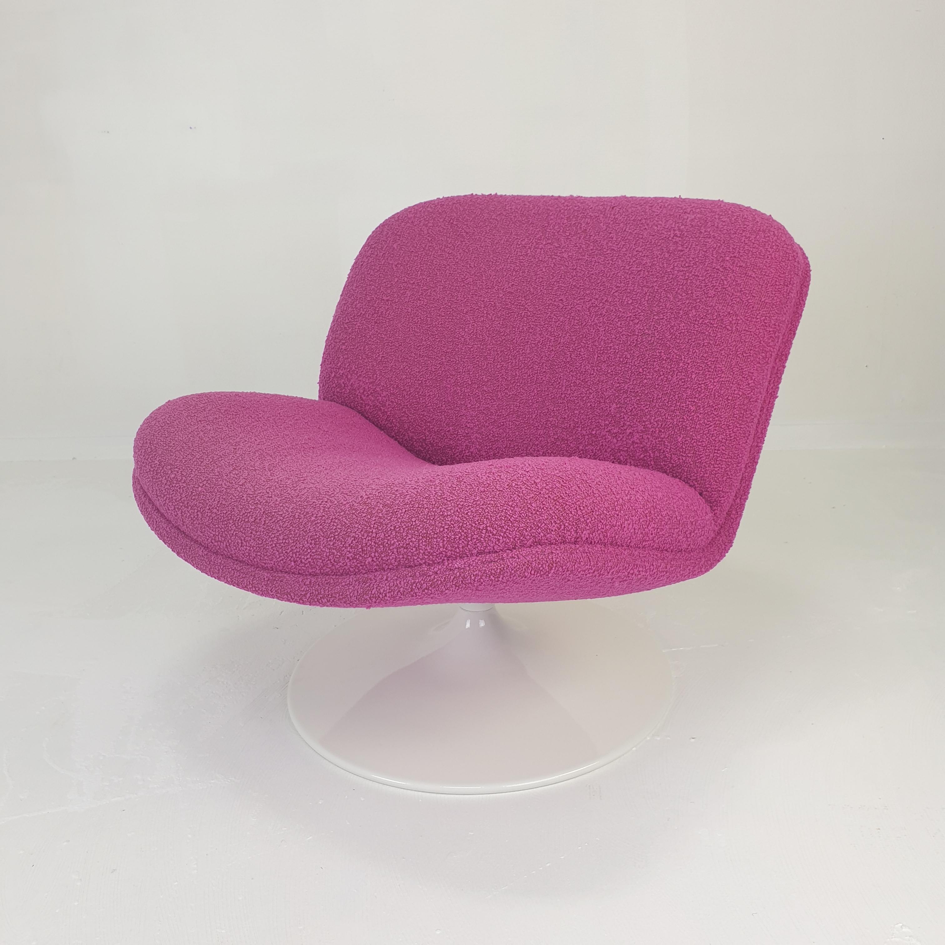 Sehr hübscher und bequemer Lounge Chair, entworfen von Geoffrey Harcourt für Artifort in den 70er Jahren.
Er hat einen drehbaren Metallfuß. 

Er wurde gerade mit einem schönen Bouclé-Stoff neu gepolstert und der Fuß wurde lackiert.