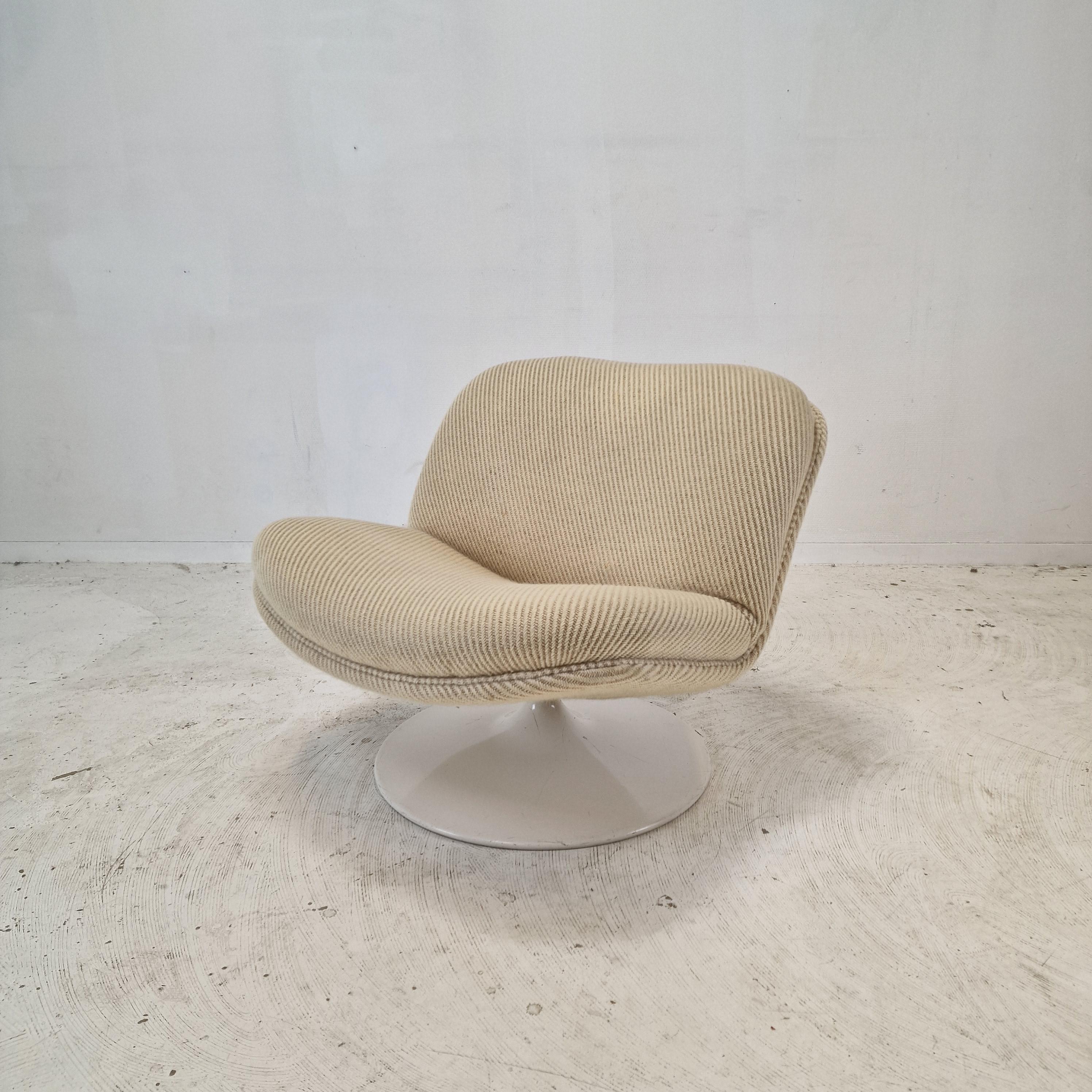 Very cute and comfortable 508 Lounge Chair designed by the famous Geoffrey Harcourt for Artifort in the 70's.

Very solid wooden frame with a large pivoting metal foot.  
The chair has the original high quality wool fabric, color beige. 
It has the