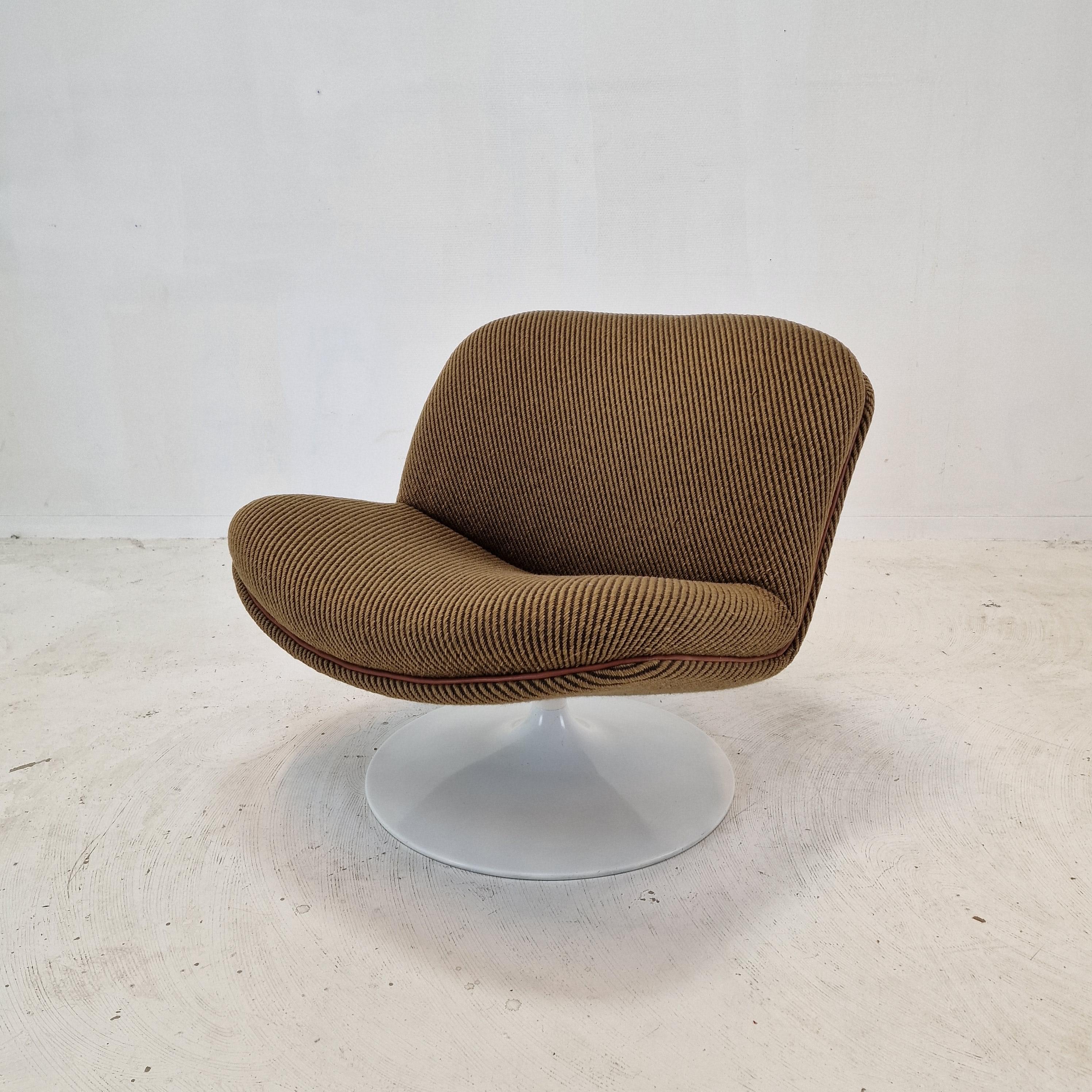 Very cute and comfortable 508 Lounge Chair designed by the famous Geoffrey Harcourt for Artifort in the 70's.

Very solid wooden frame with a large pivoting metal foot.  
The chair has the original high quality wool fabric, color brown. 
It has the