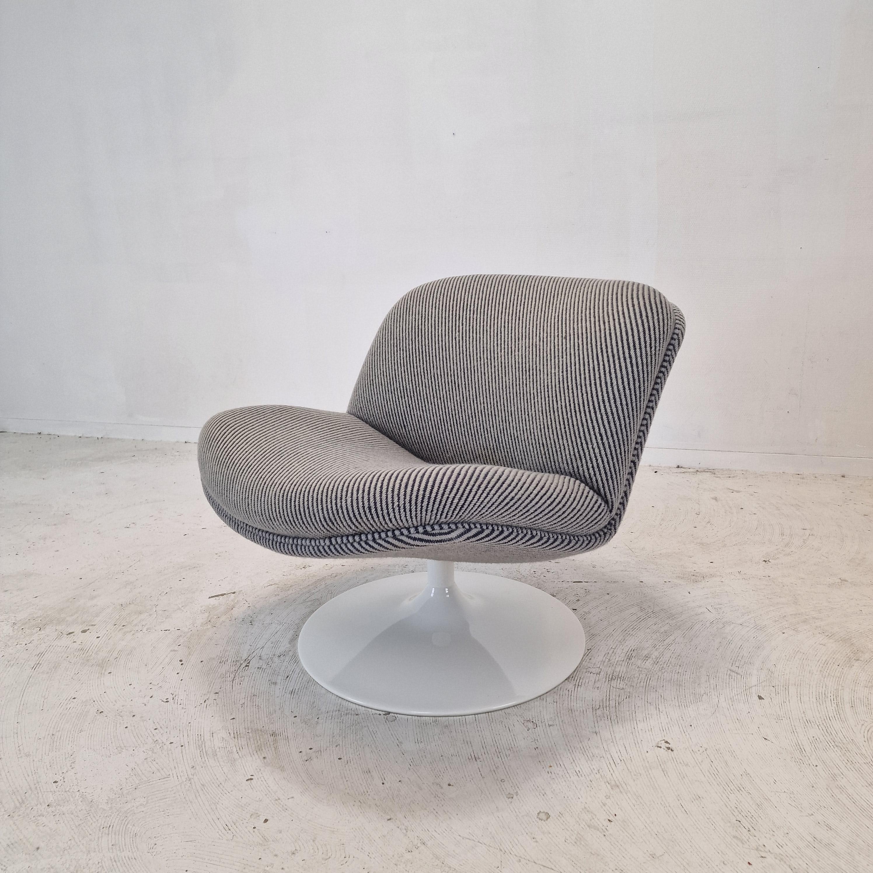 Very cute and comfortable 508 Lounge Chair designed by the famous Geoffrey Harcourt for Artifort in the 70's.

Very solid wooden frame with a large pivoting metal foot.  
The chair has the original high quality wool fabric. 
The lovely fabric is in