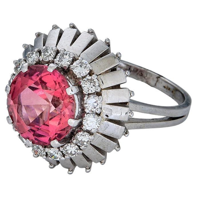 Bague en or blanc 18 carats, tourmaline naturelle de 5,08 carats et halo de diamants de 0,9 carat en vente