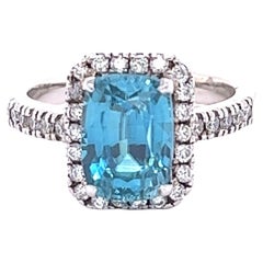 Bague en or blanc avec zircon bleu de 5,09 carats et diamants