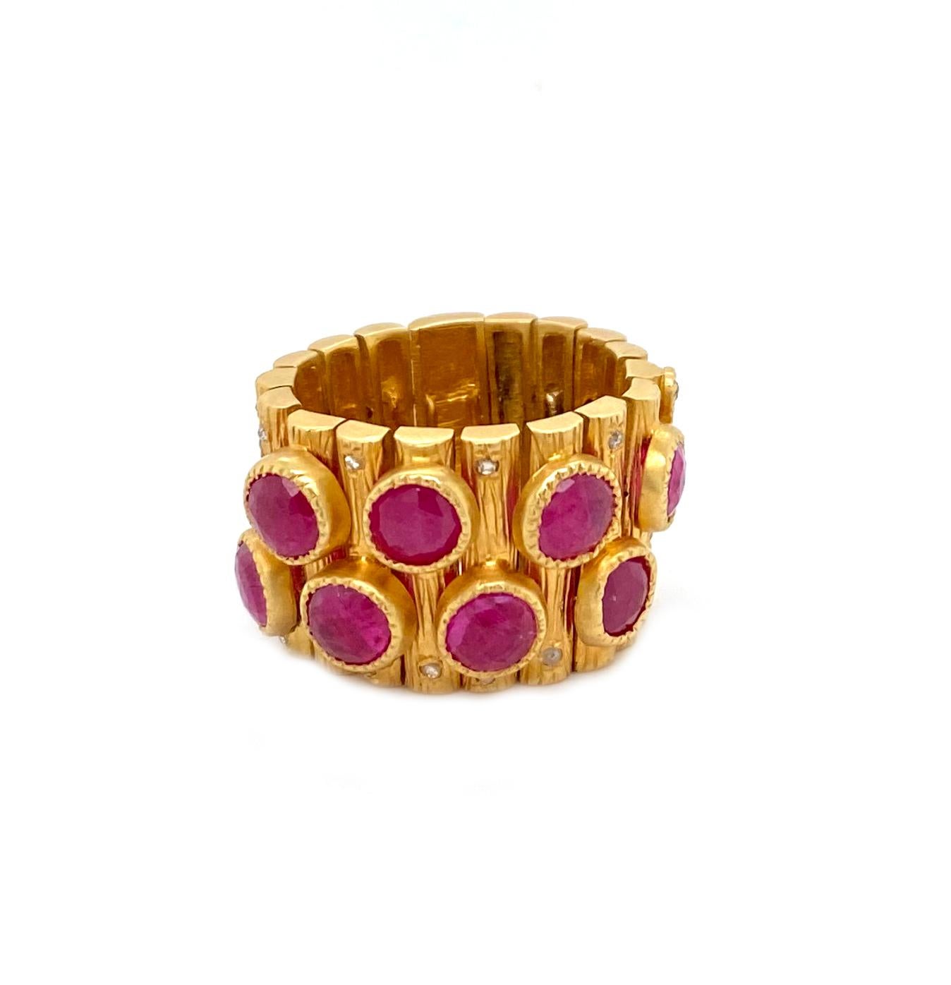 Stupendo anello a mosaico in stile Art Deco di Coomi, incastonato in oro giallo 20 carati con rubino del peso di circa 5,09 carati e diamanti di 0,19 carati, proposto dalla Collezione Luminosity, che consiste in un design audace e riflette la luce