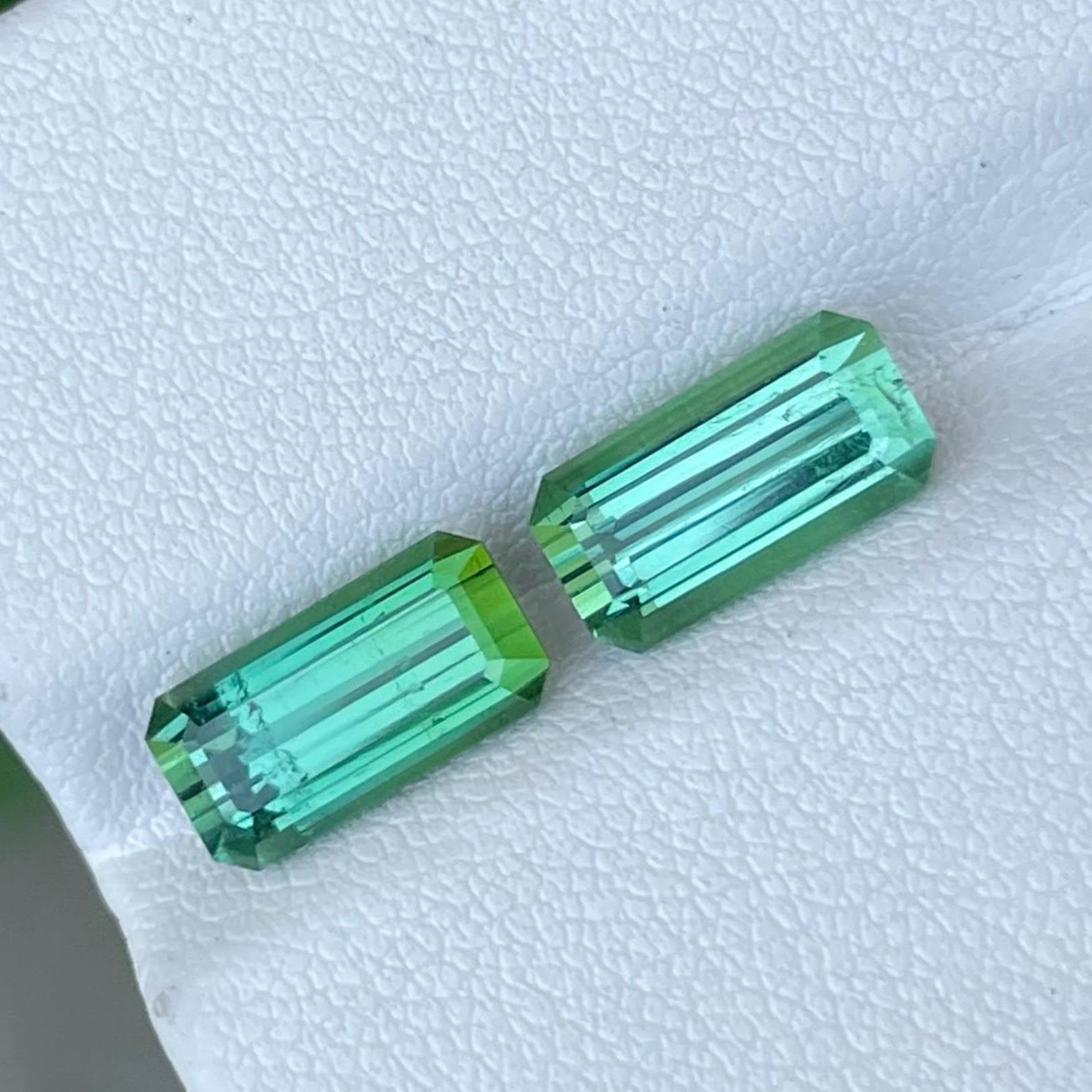 Moderne Paire de tourmalines bleu verdâtre non serties de 5,09 carats, pierres précieuses afghanes taille émeraude en vente