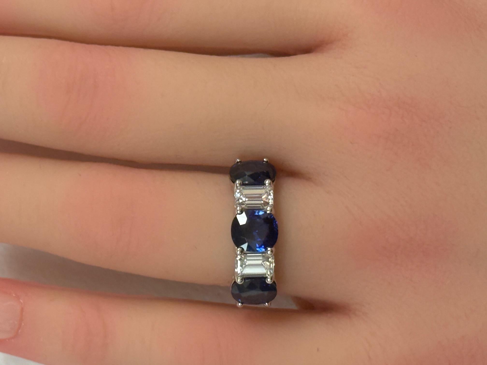 5.09 CT. Fünf-Stein-Ring aus Platin mit Saphir und Diamant im Smaragdschliff im Angebot 6