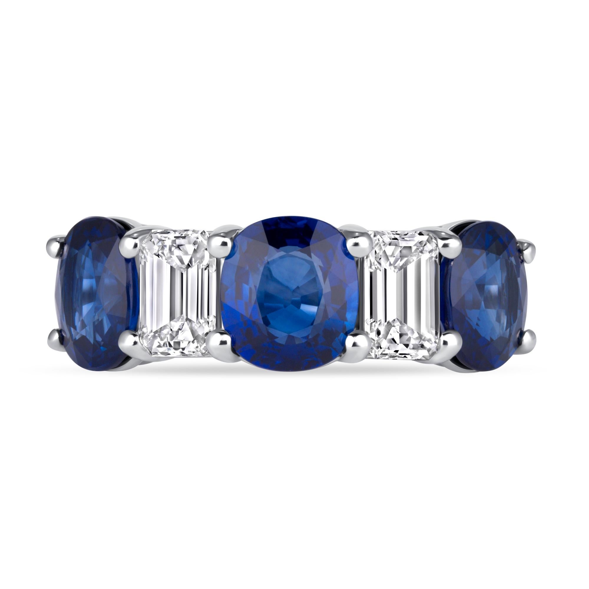 Saphir & Smaragdschliff Diamant Fünf Stein Ring in Platin. Dieser Ring hat drei runde Saphire gewogen 4,09 Karat und zwei Diamanten im Smaragdschliff in GIA zertifiziert, E-F Farbe und VVS1 Klarheit gewogen 1,00 Karat, in insgesamt 5,09 Karat.
