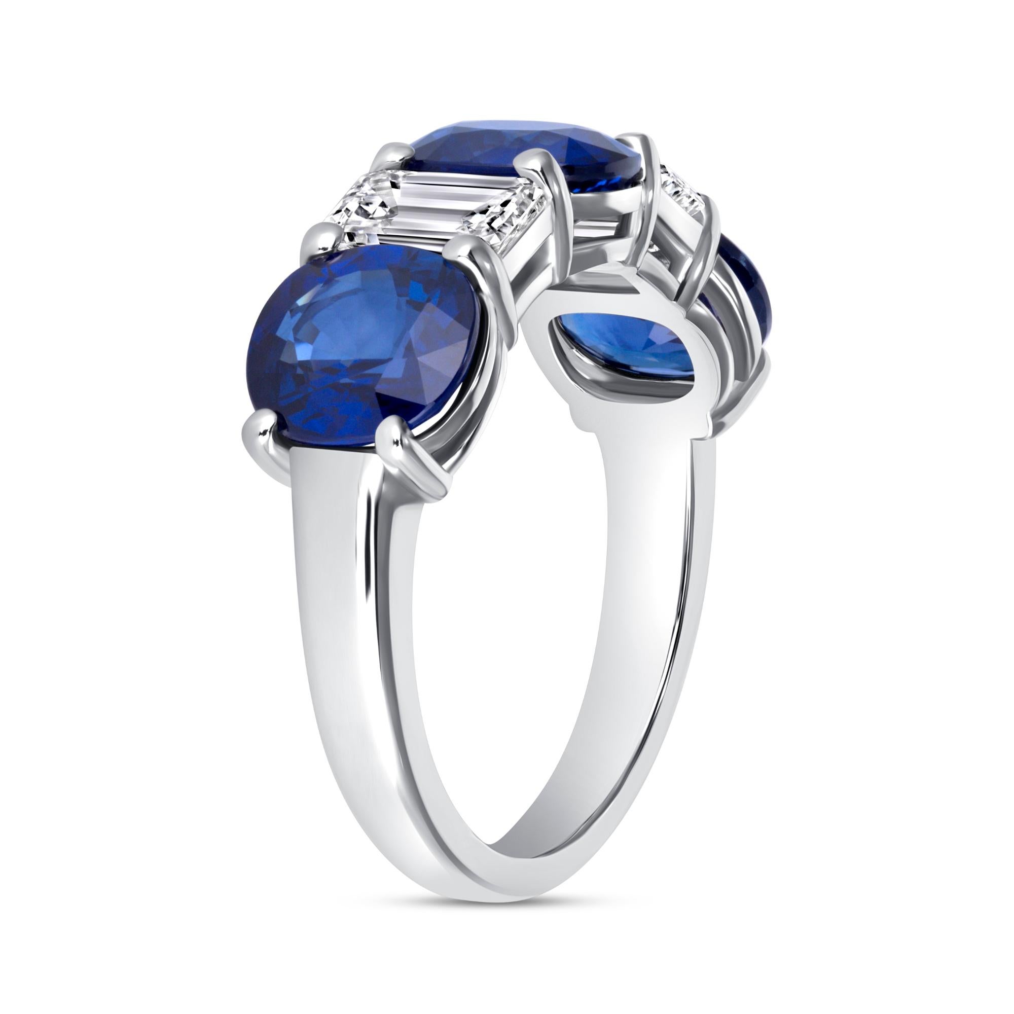 5.09 CT. Fünf-Stein-Ring aus Platin mit Saphir und Diamant im Smaragdschliff Damen im Angebot